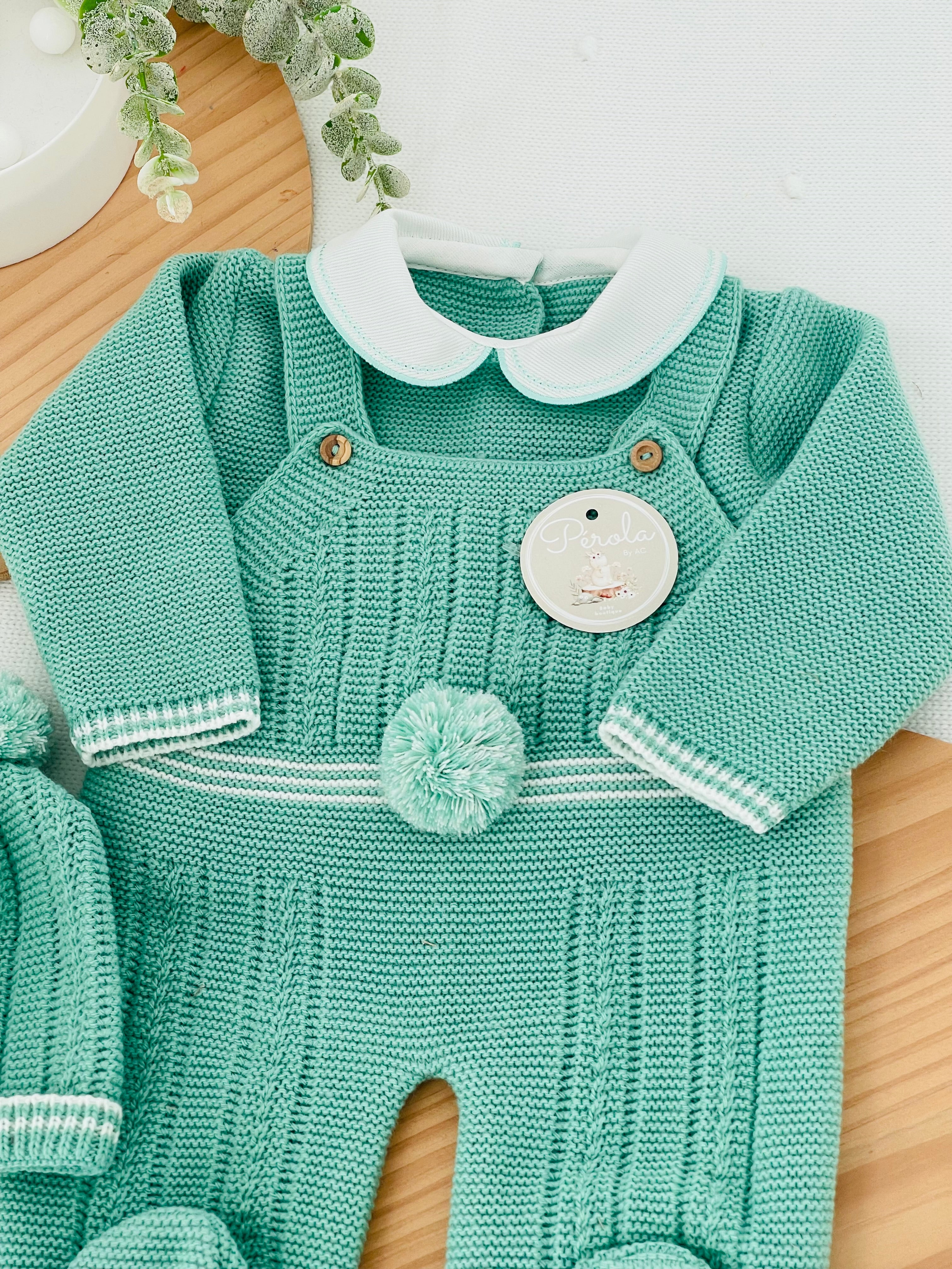 Conjunto Pompom verde: jardineiras, camisola e gorro