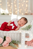 Saída de maternidade em vermelho: jardineiras e blusa