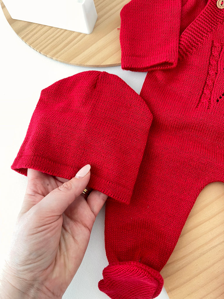 Saída de maternidade vermelho unissexo: jardineiras, camisola e gorro