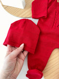 Saída de maternidade vermelho unissexo: jardineiras, camisola e gorro