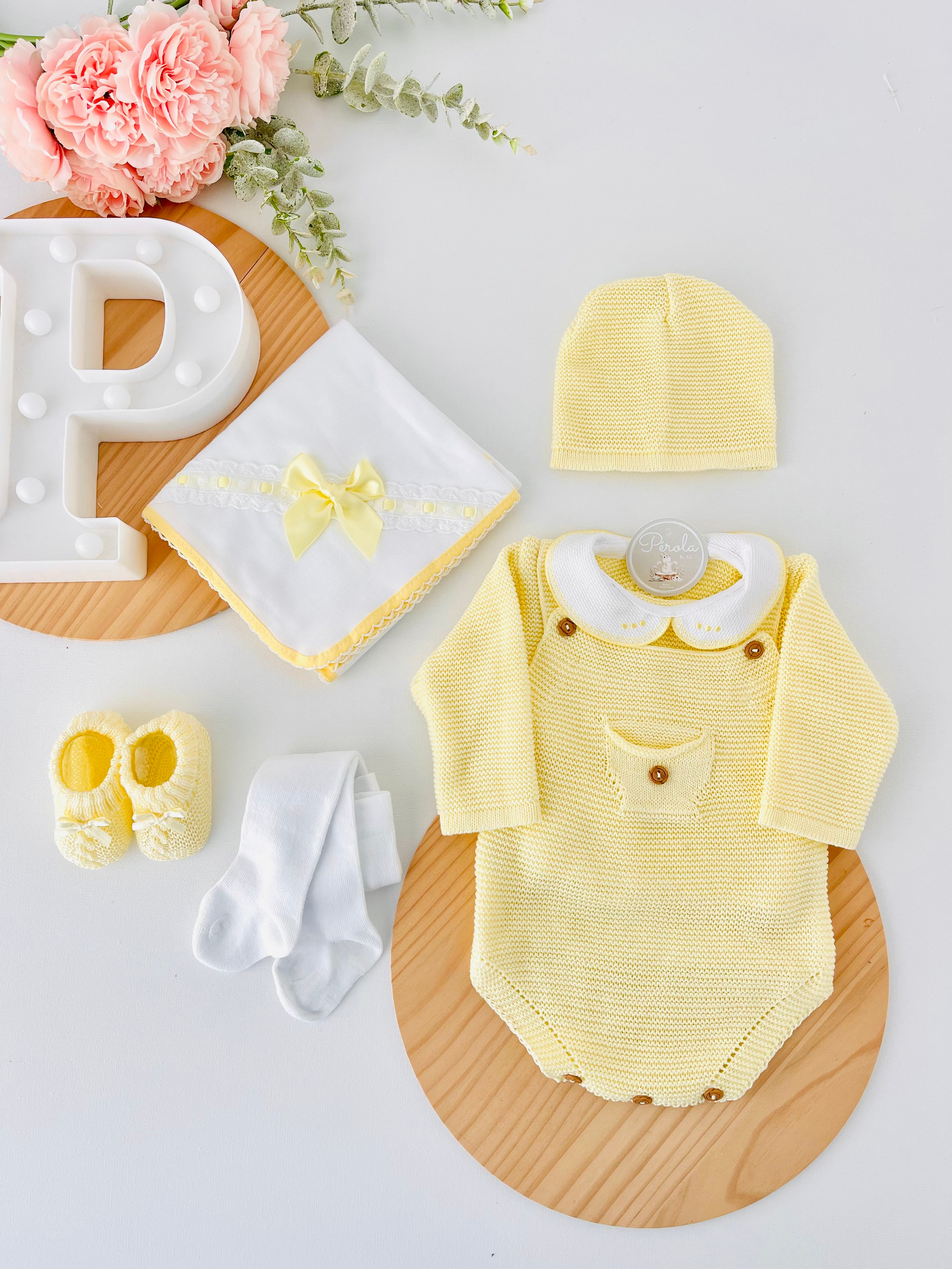 Pack amarelo 6 peças: fofo, camisola, gorro, collants, carapins e fralda