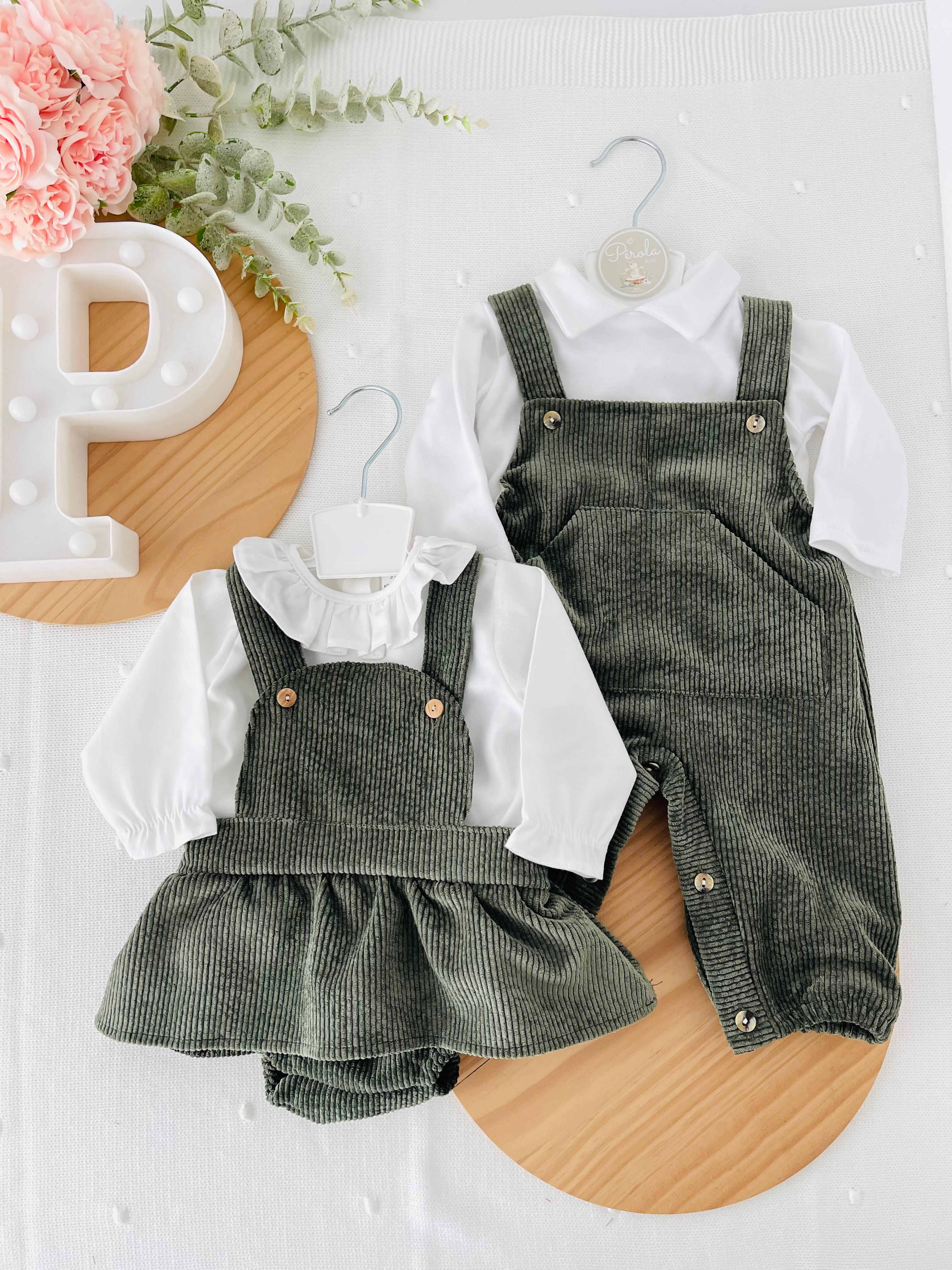 Conjunto verde: jardineiras e camisa