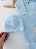 Saída de maternidade azul : jardineiras, camisola e gorro malha quentinha