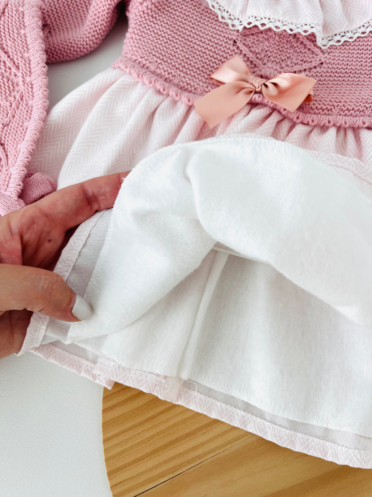 Vestido e touca rosa velho