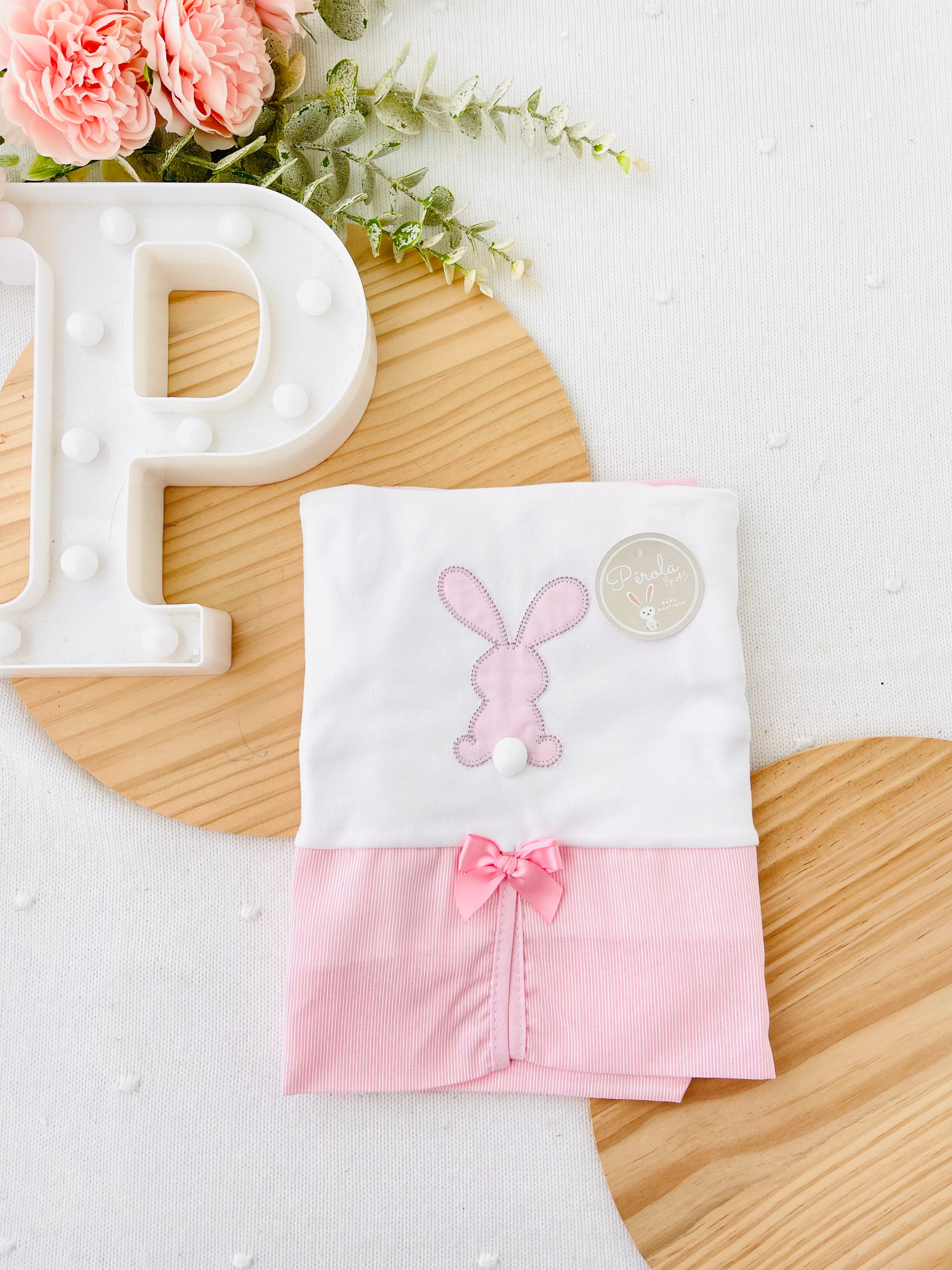Tapa ovo com abertura e laço- tema coelho pompom