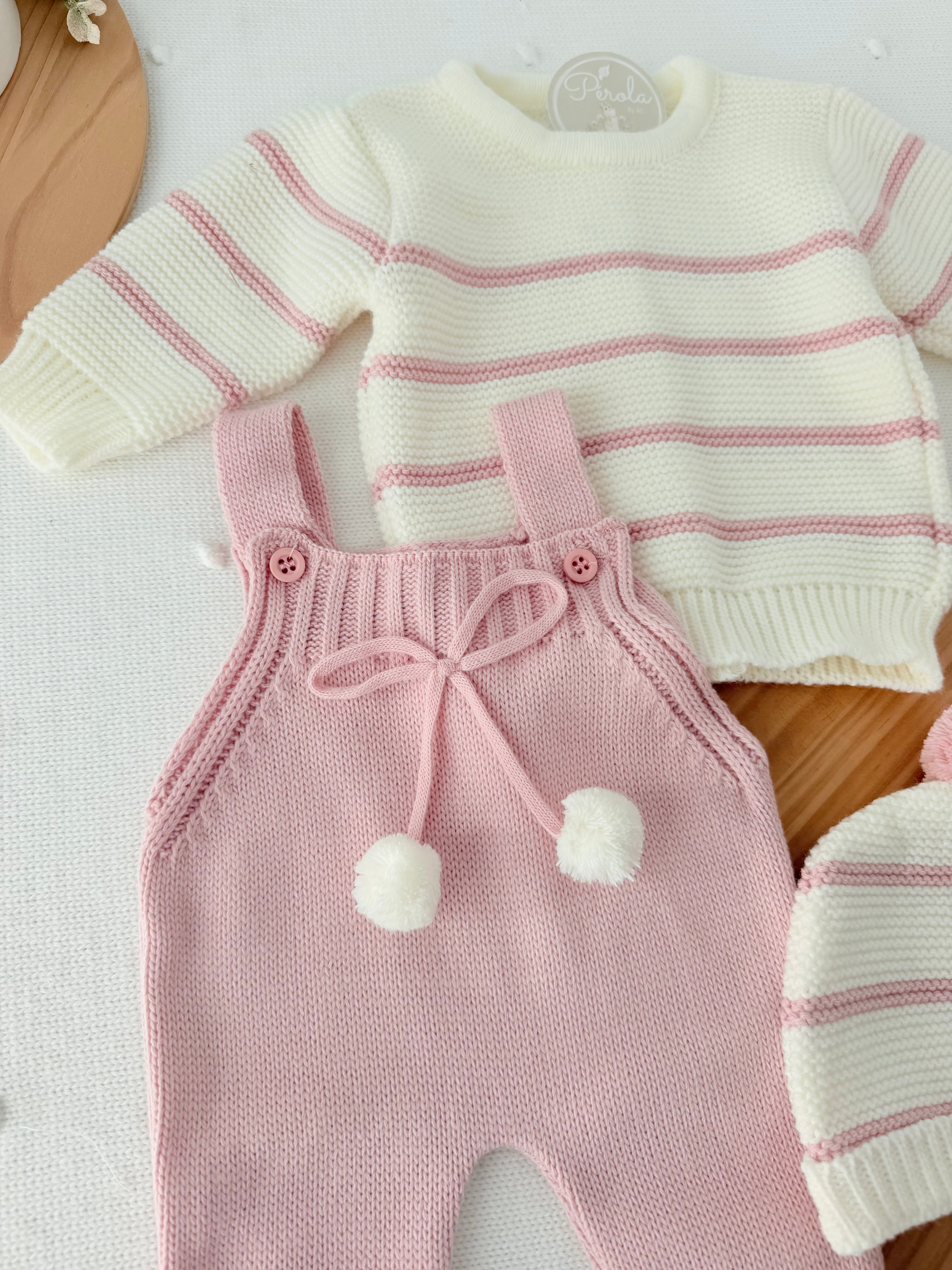 Conjunto risquinhas rosa: jardineiras, camisola e gorro