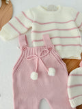 Conjunto risquinhas rosa: jardineiras, camisola e gorro