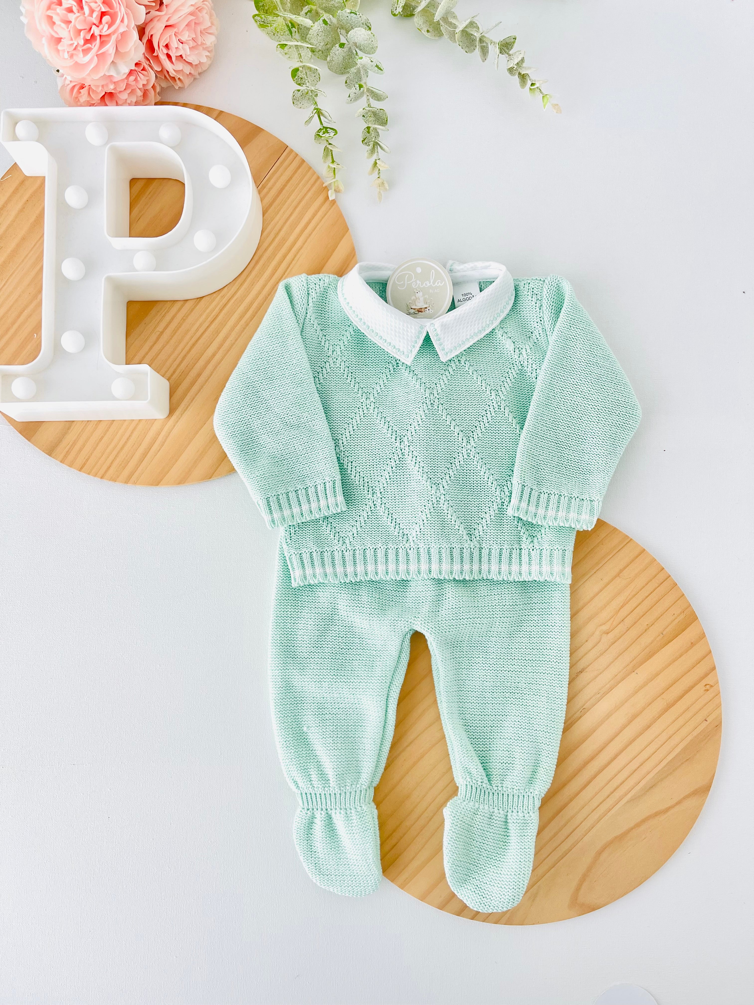 Conjunto losango: camisola com gola de camisa e calças