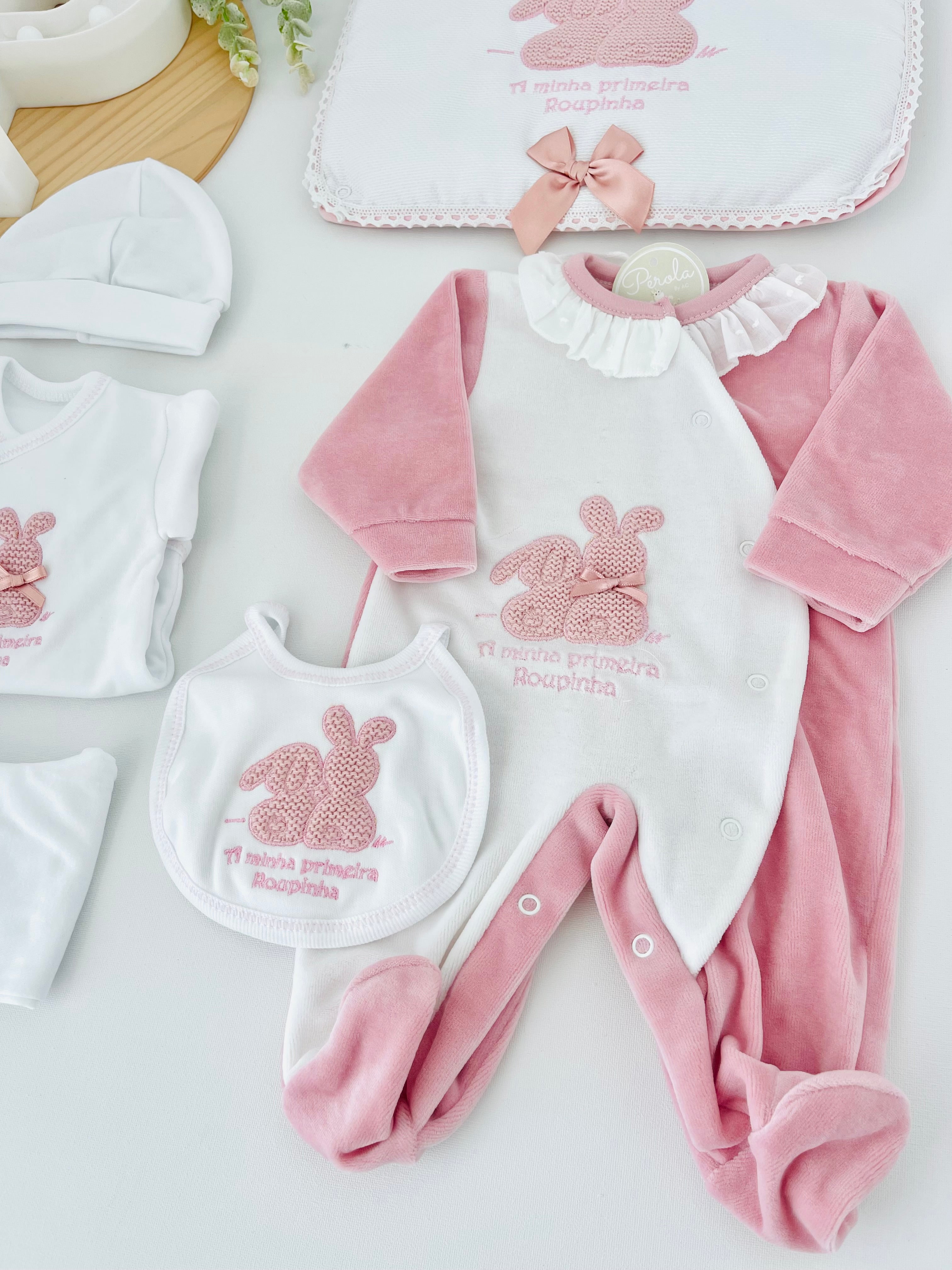 Conjunto primeira roupinha em veludo tema coelhinhos