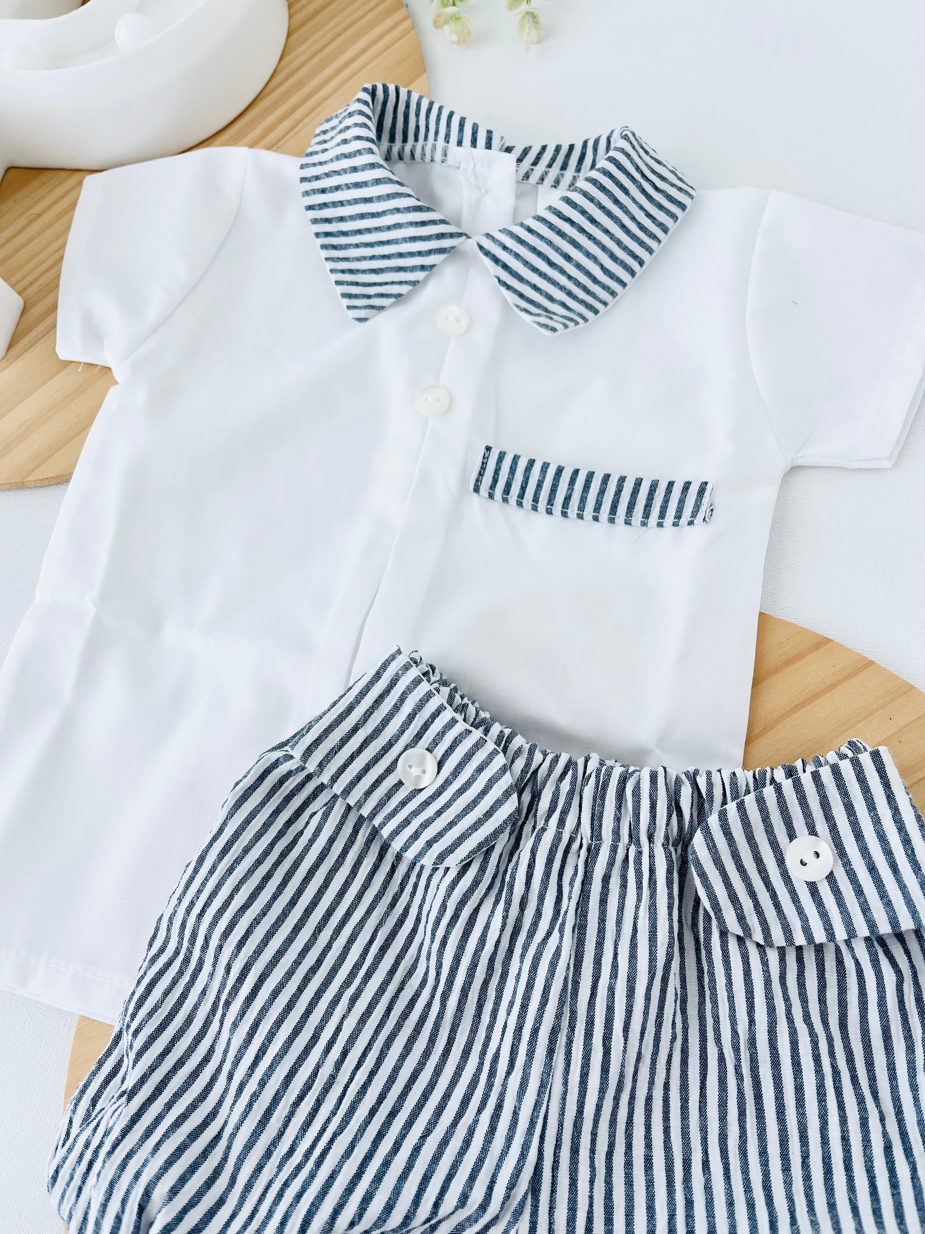 Calções e camisa risquinhas