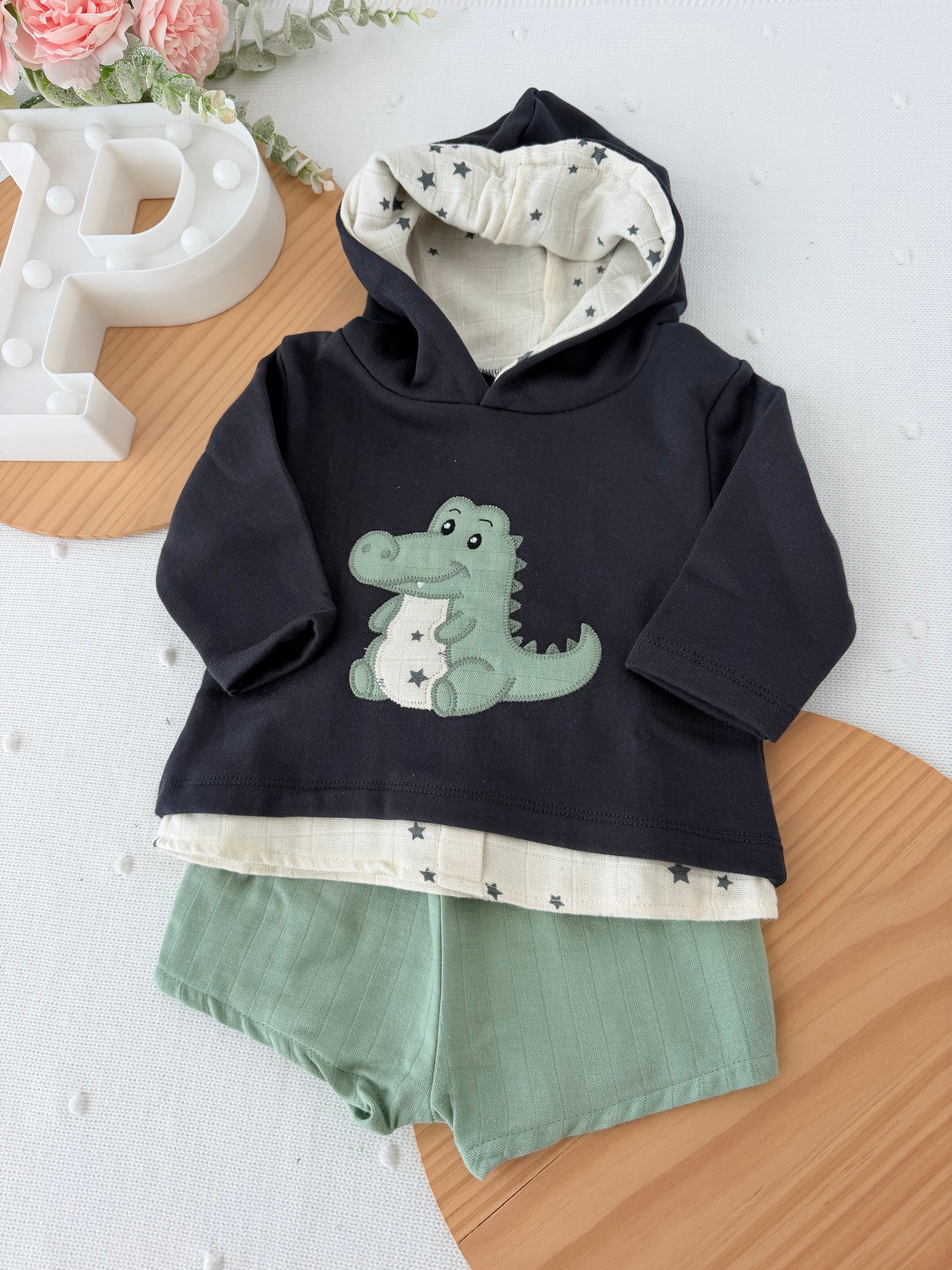 Conjunto dinossauro menino: camisola com capuz e calções