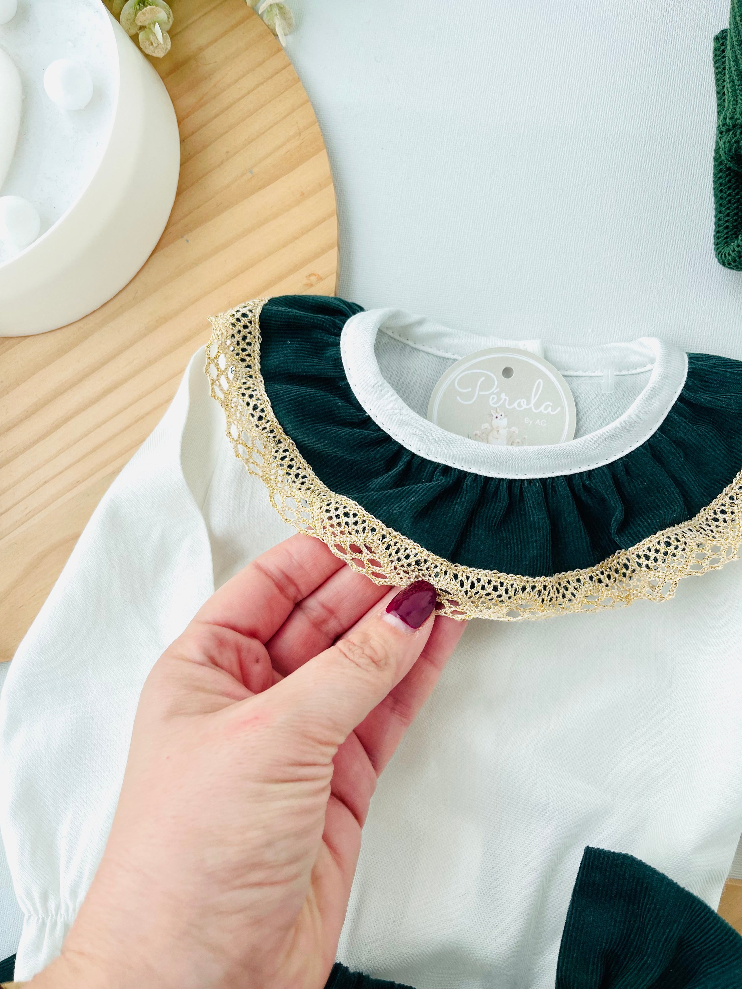 Conjunto renda dourada: blusa e saia bombazine