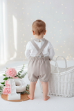 Conjunto bege: jardineiras e camisa