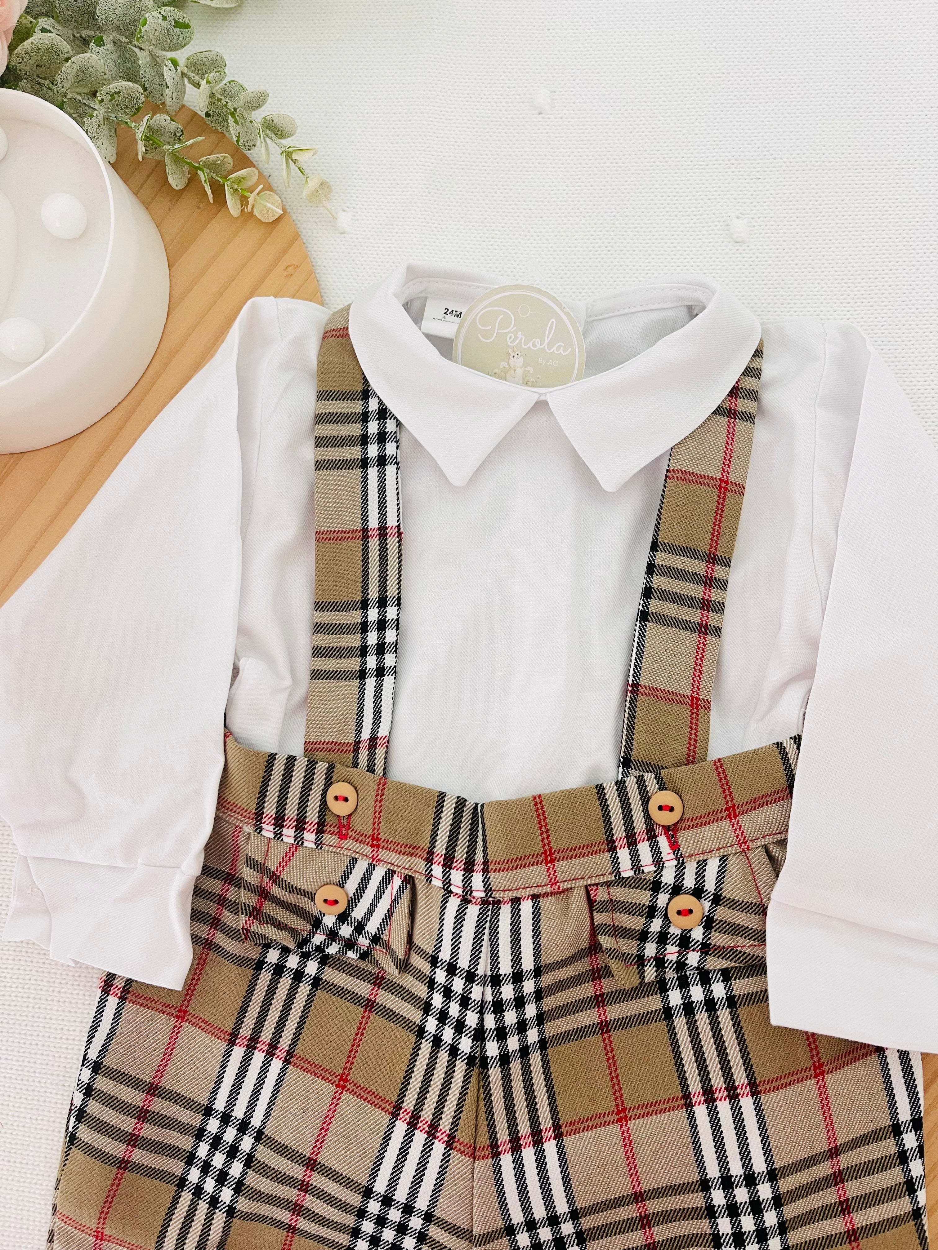 Conjunto menino xadrez estilo Burberry: Calções com alças e camisa
