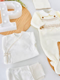 Pack saída de maternidade Pérola 5 peças: body, calças, jardineiras, camisola e gorro