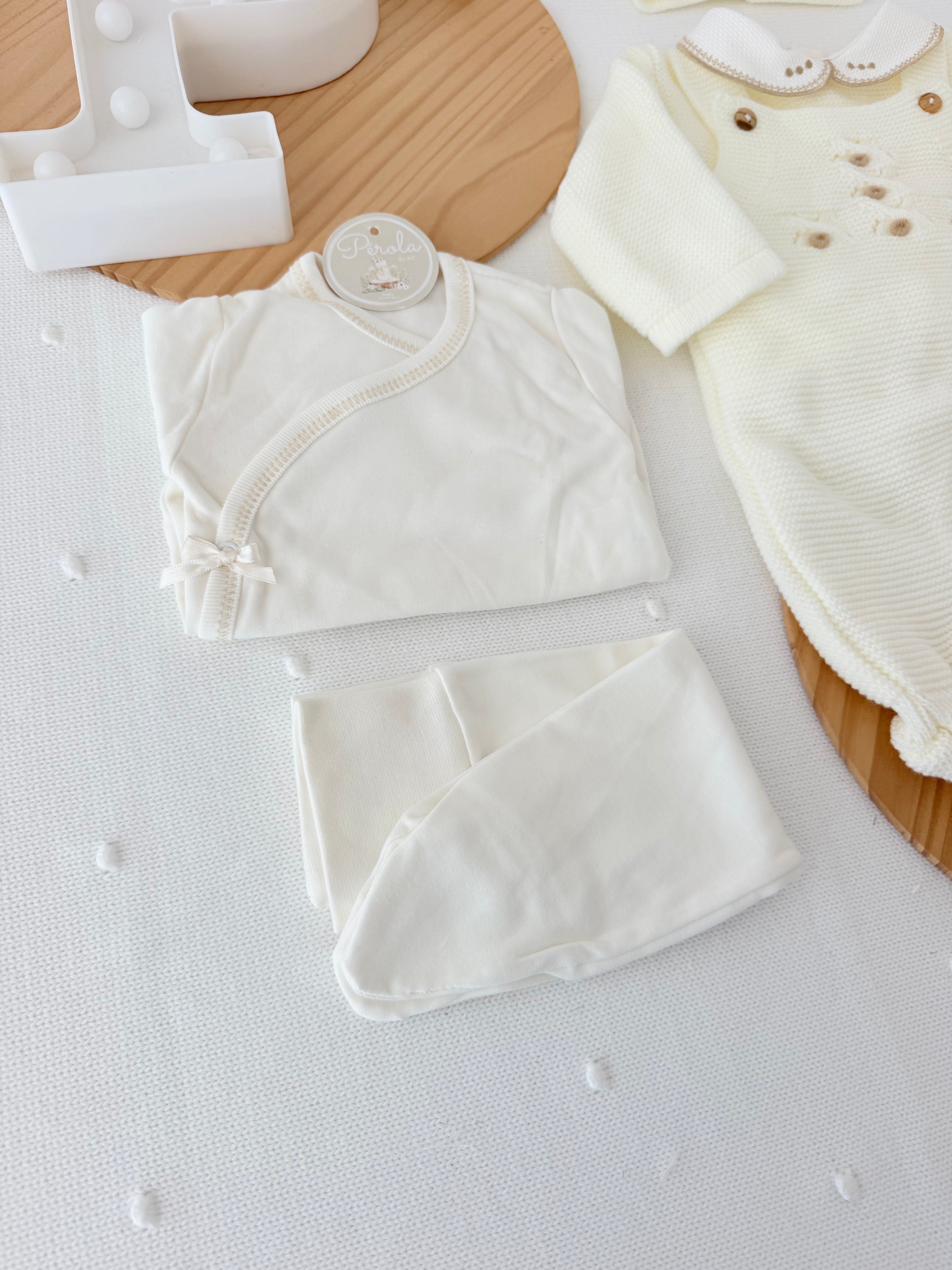 Pack saída de maternidade Pérola 5 peças: body, calças, jardineiras, camisola e gorro