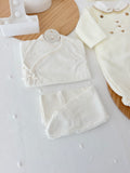 Pack saída de maternidade Pérola 5 peças: body, calças, jardineiras, camisola e gorro