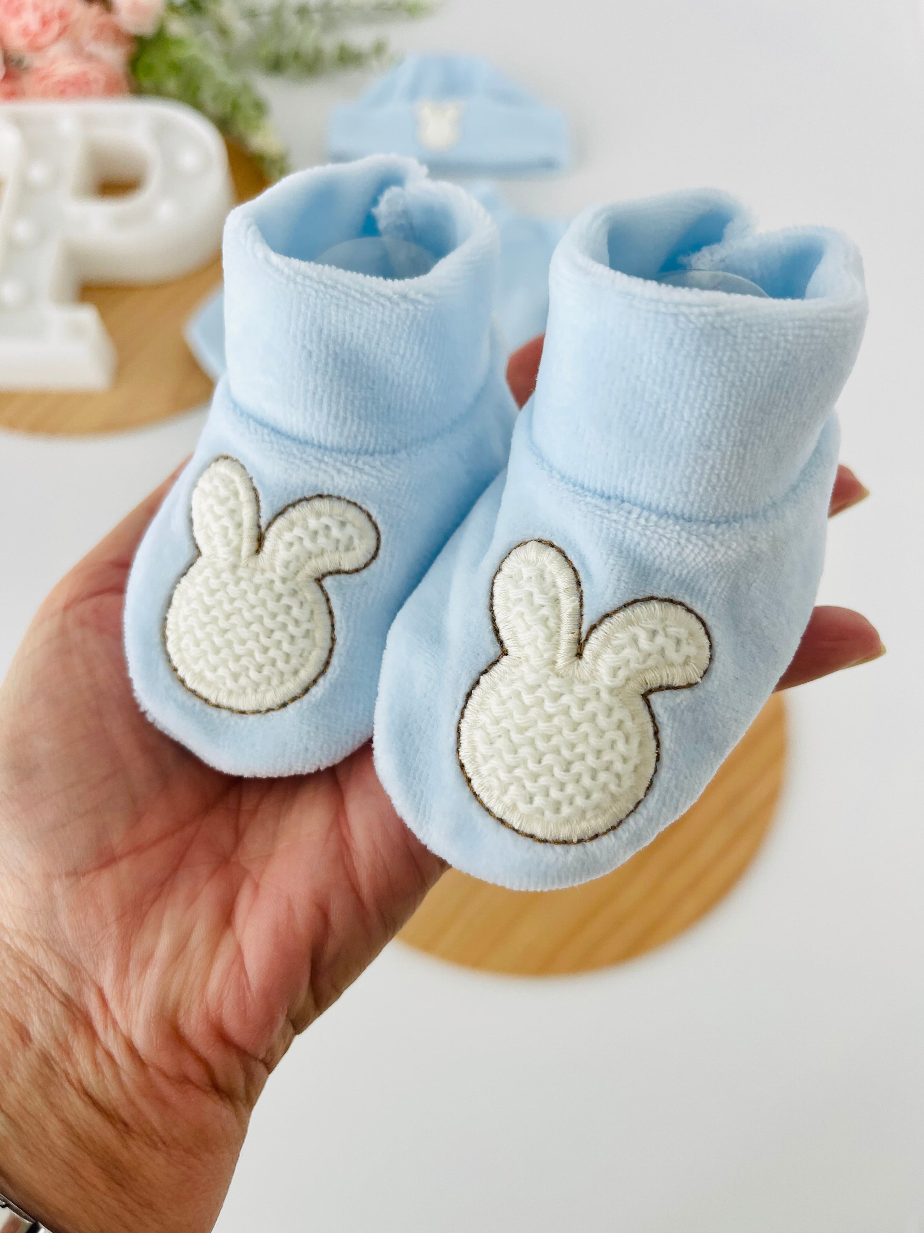 Conjunto em veludo 4 peças tema coelhinho : calças, camisola, carapins e gorro