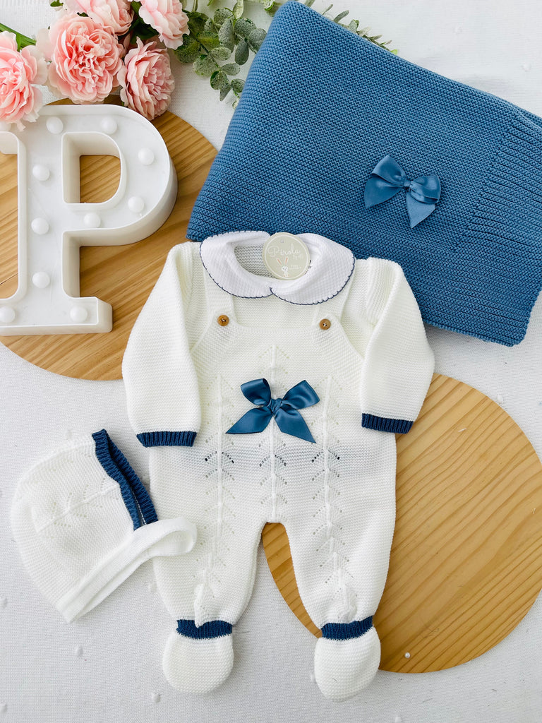 Conjunto recém nascido azul 4 peças: manta, jardineiras, camisola e touca