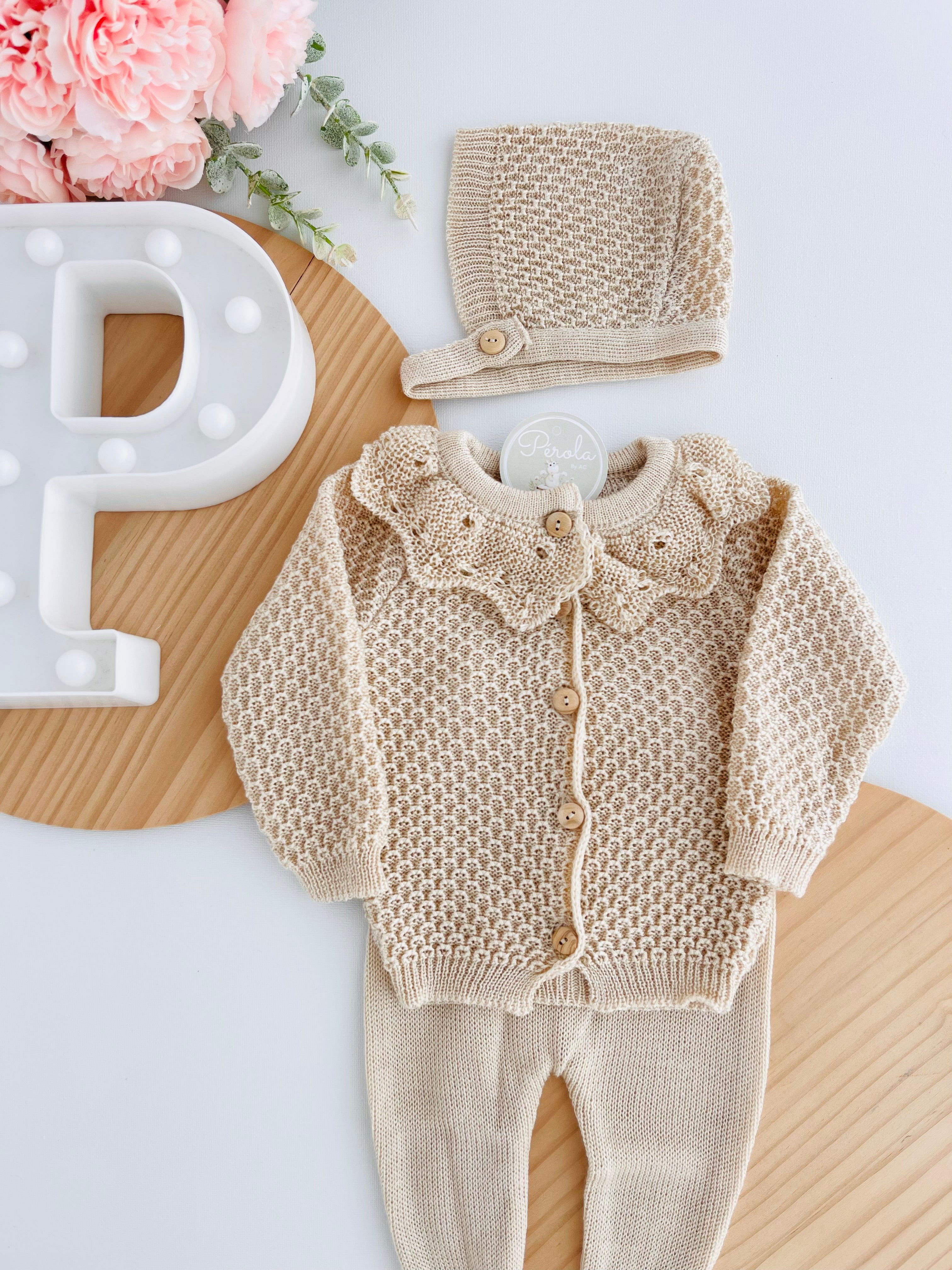 Conjunto malha com golinha: casaco, calças e touca- malha fina