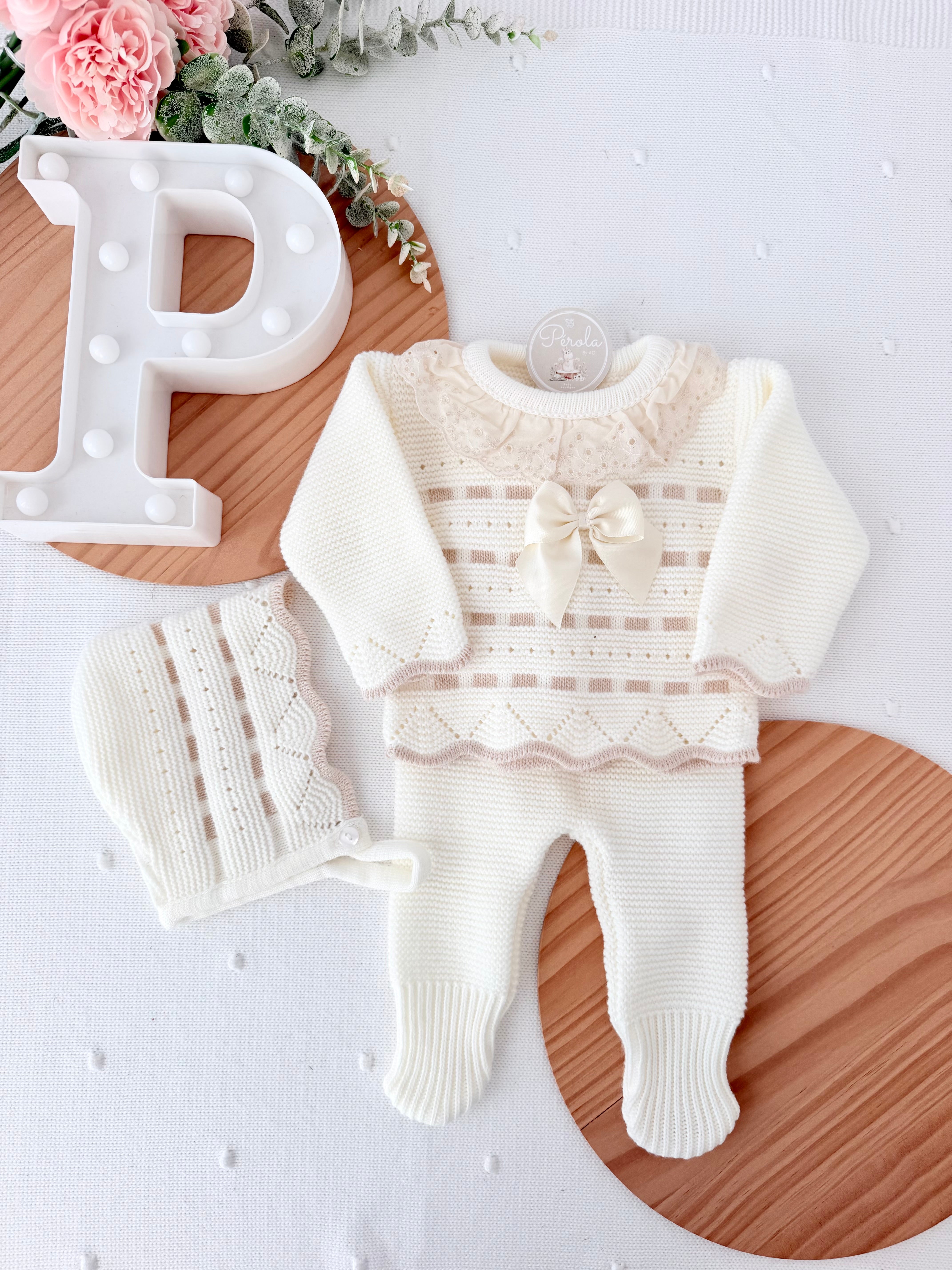 Conjunto princesinha de malha pérola com bordado inglês