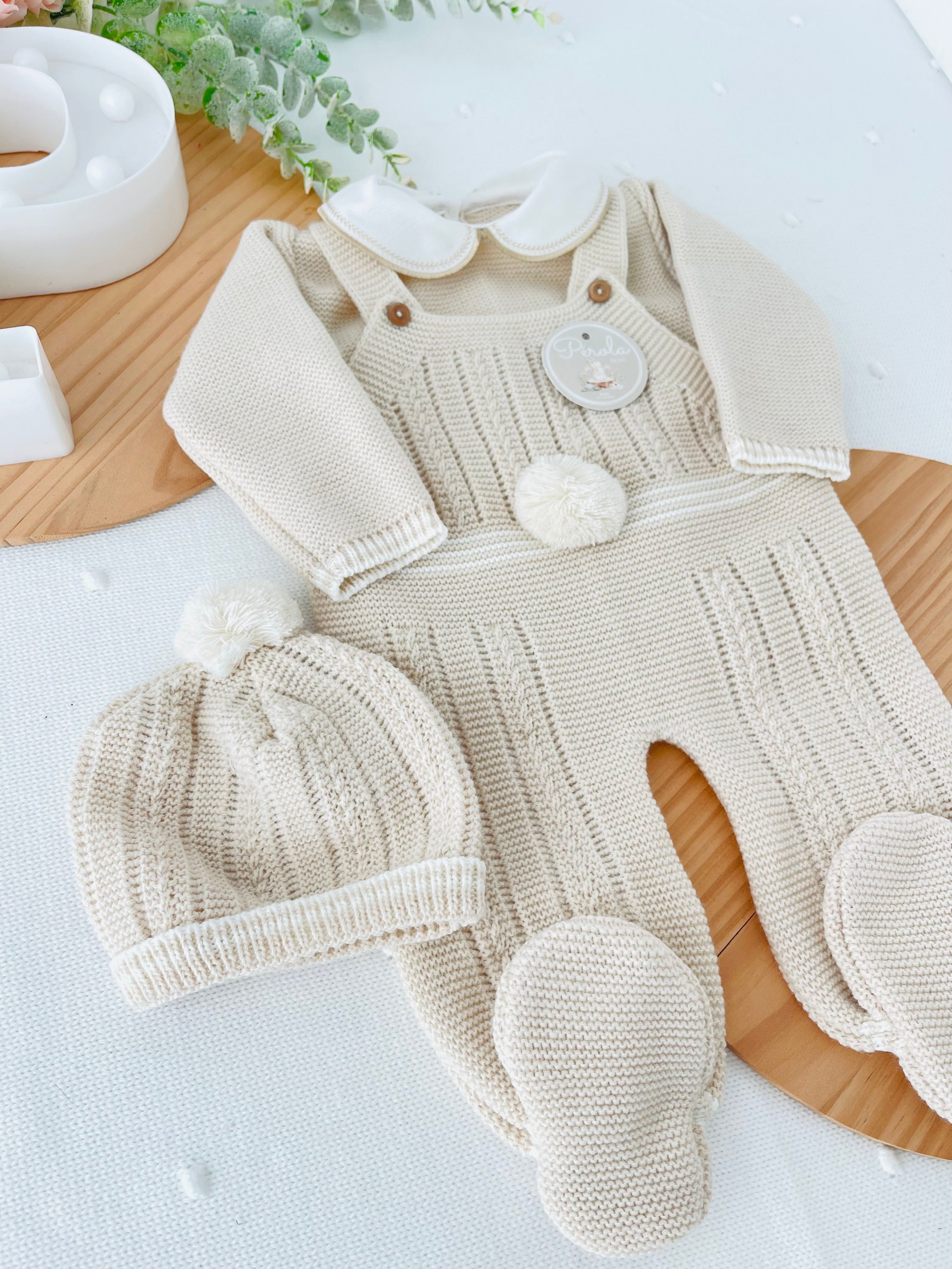 Conjunto Pompom bege: jardineiras, camisola e gorro