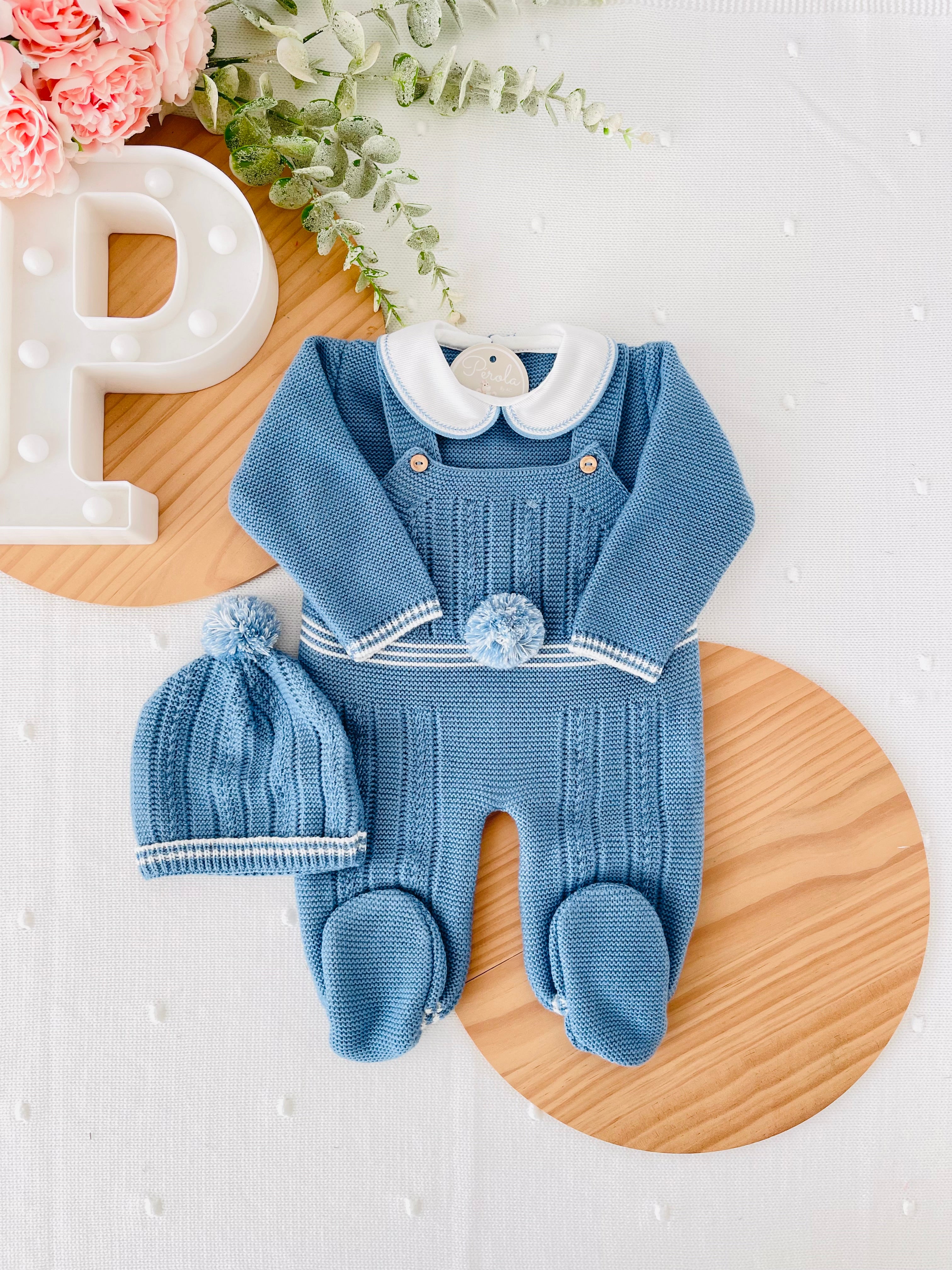 Conjunto Pompom azul cobalto : jardineiras, camisola e gorro