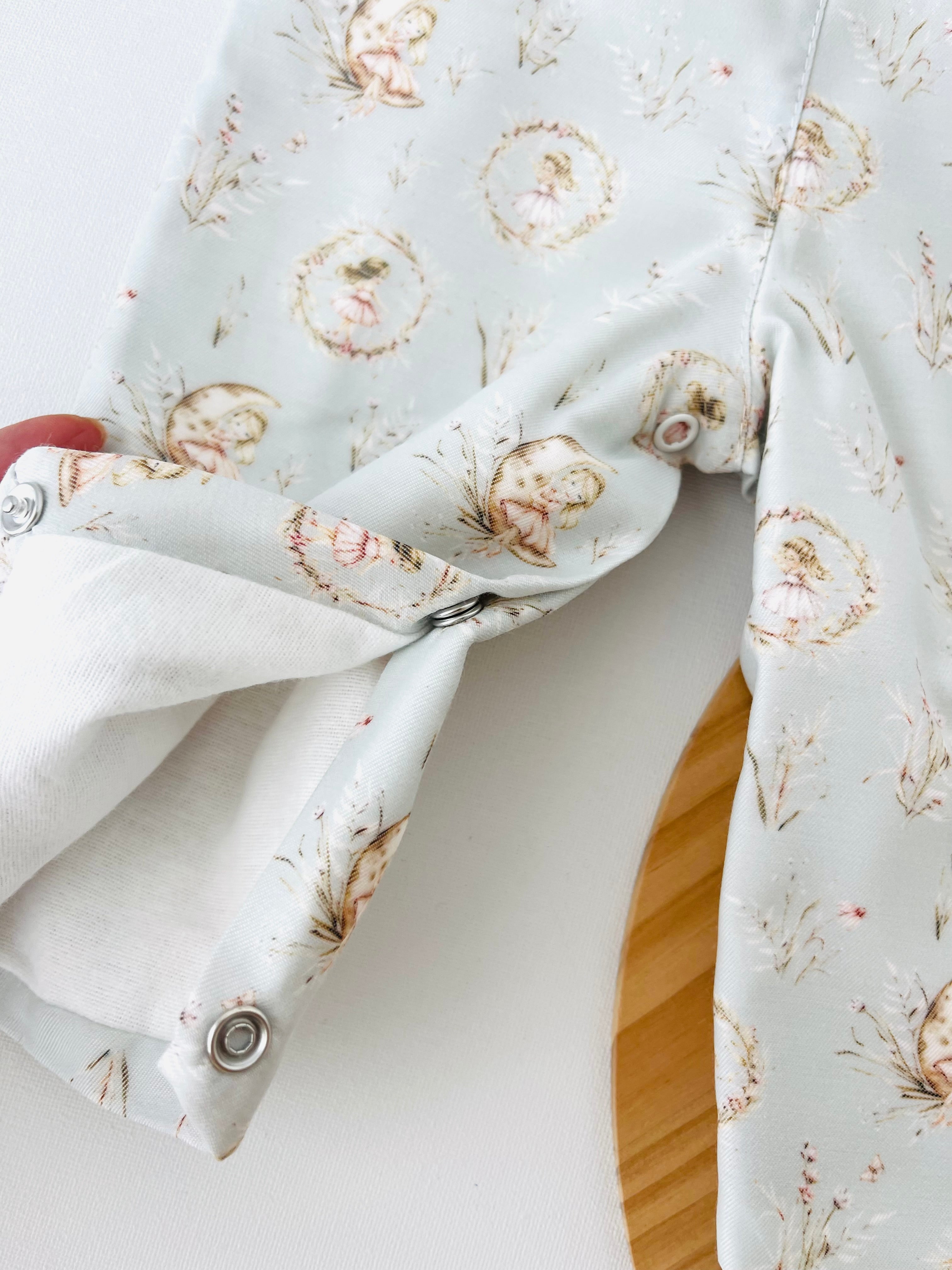 Conjunto fadas cinzento: jardineiras e camisola com carda