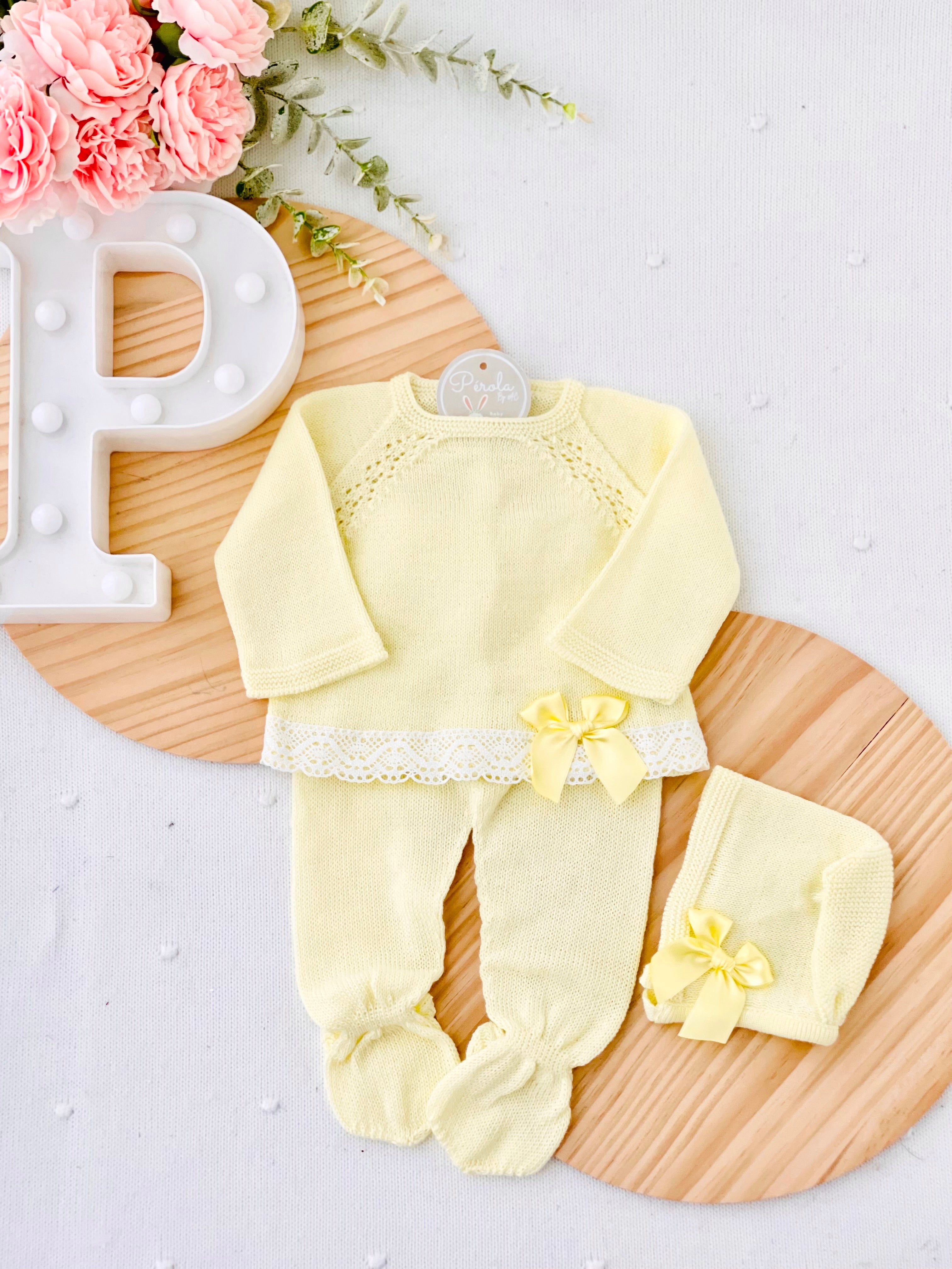 Conjunto Amarelo em malha fina: camisola, calças e touca