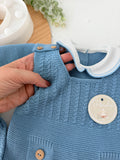 Saída de maternidade azul cobalto: jardineiras, camisola e gorro malha quentinha