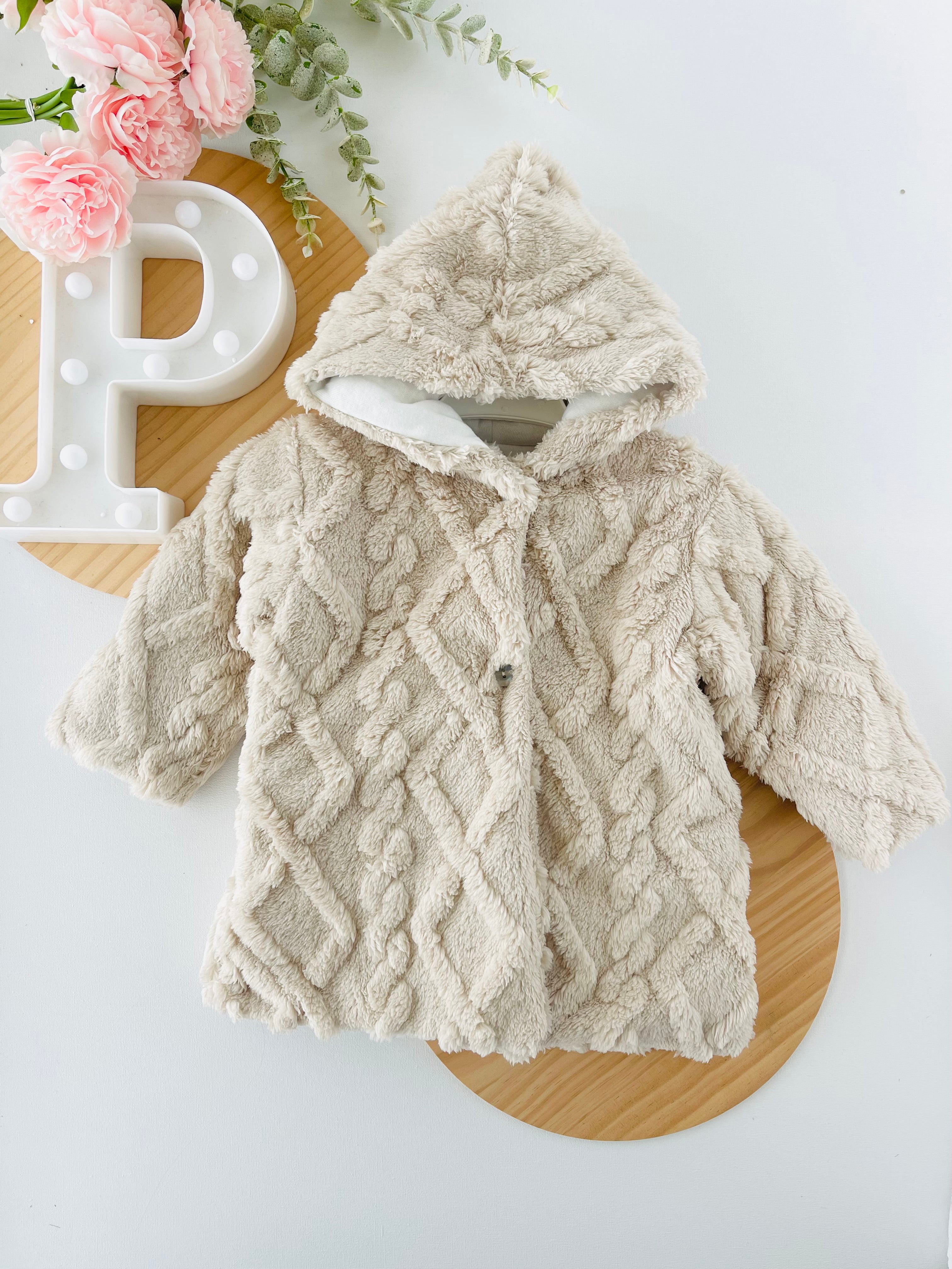 Casaco bege de pêlo muito fofinho