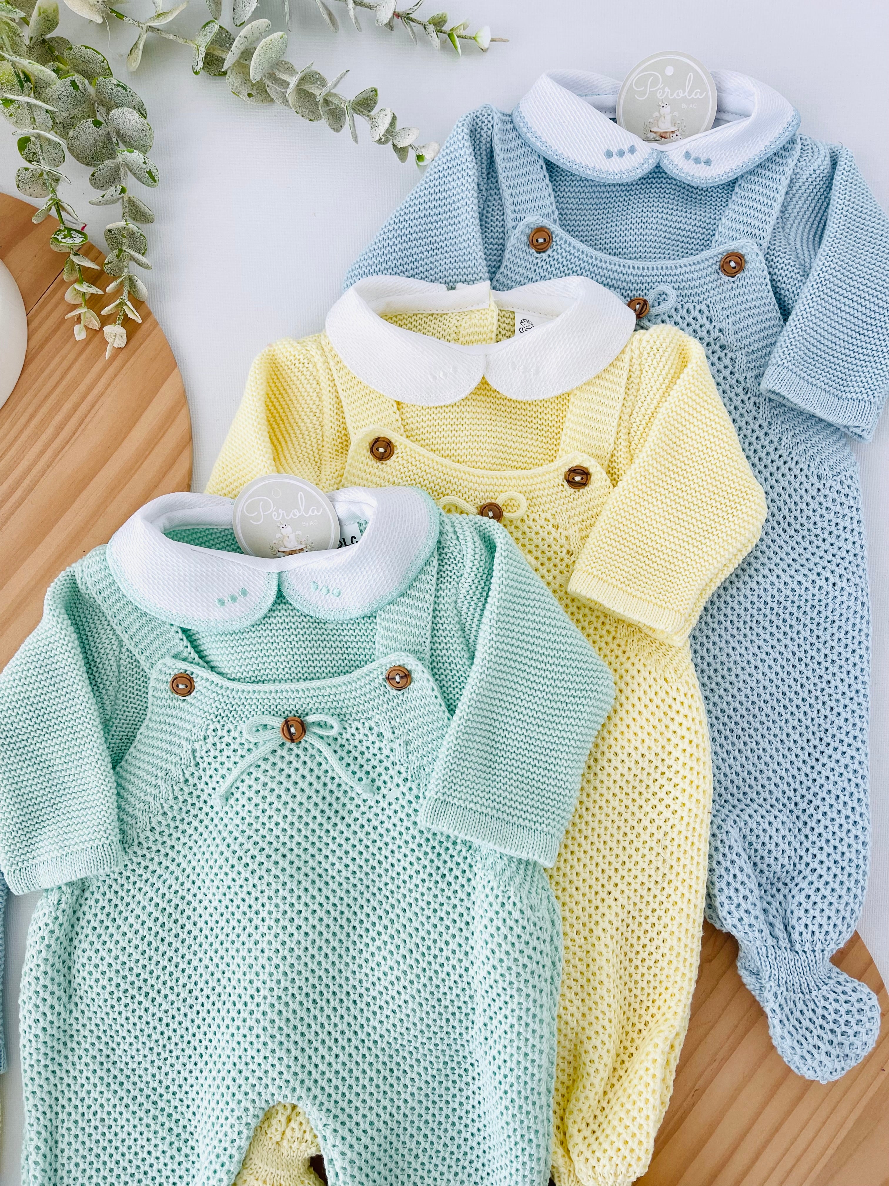 Saída de maternidade laço: jardineiras, camisola e gorro