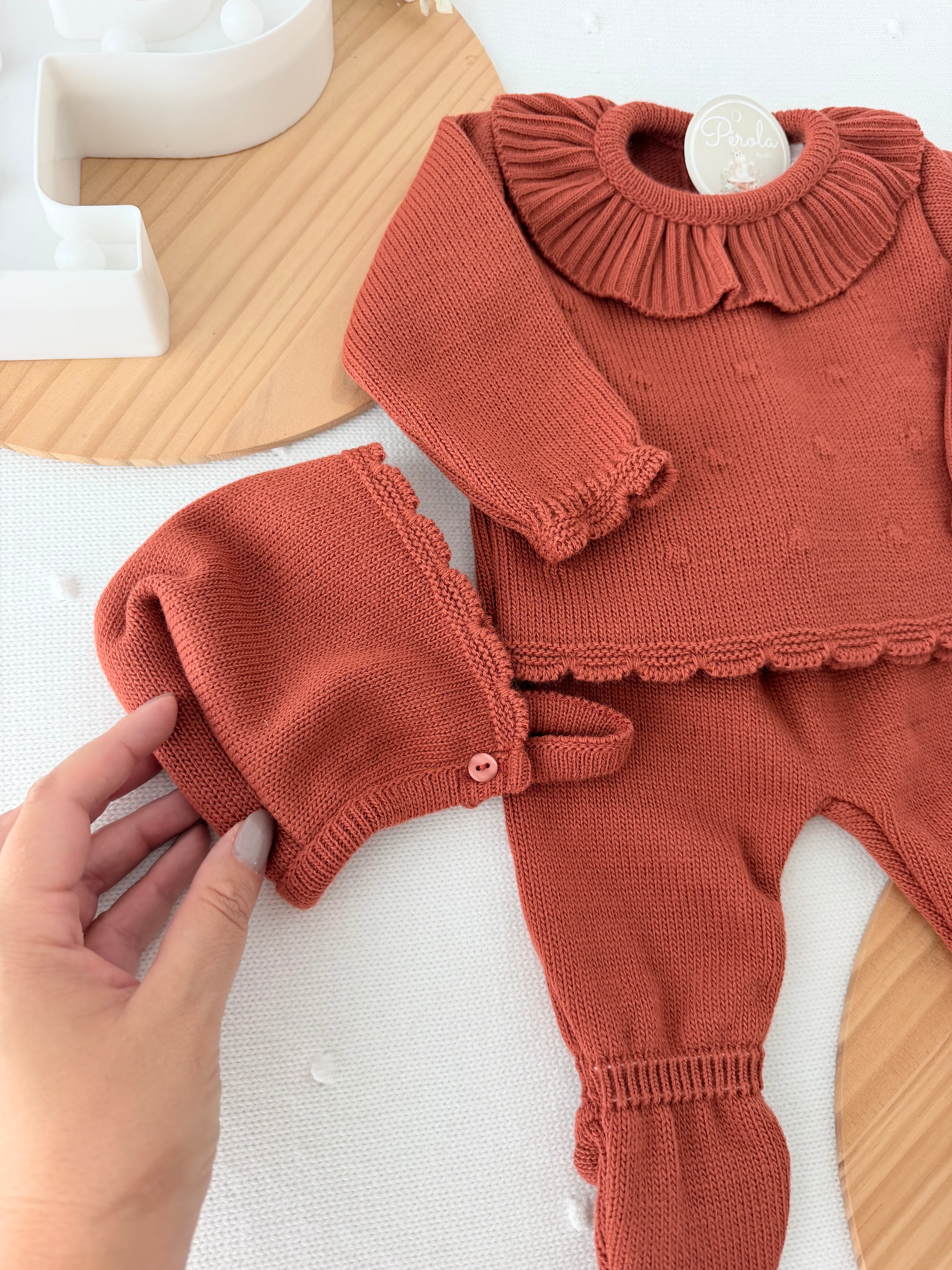 Conjunto doce ternura em tijolo : camisola , calças e touca