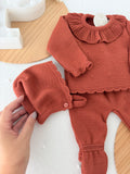 Conjunto doce ternura em tijolo : camisola , calças e touca