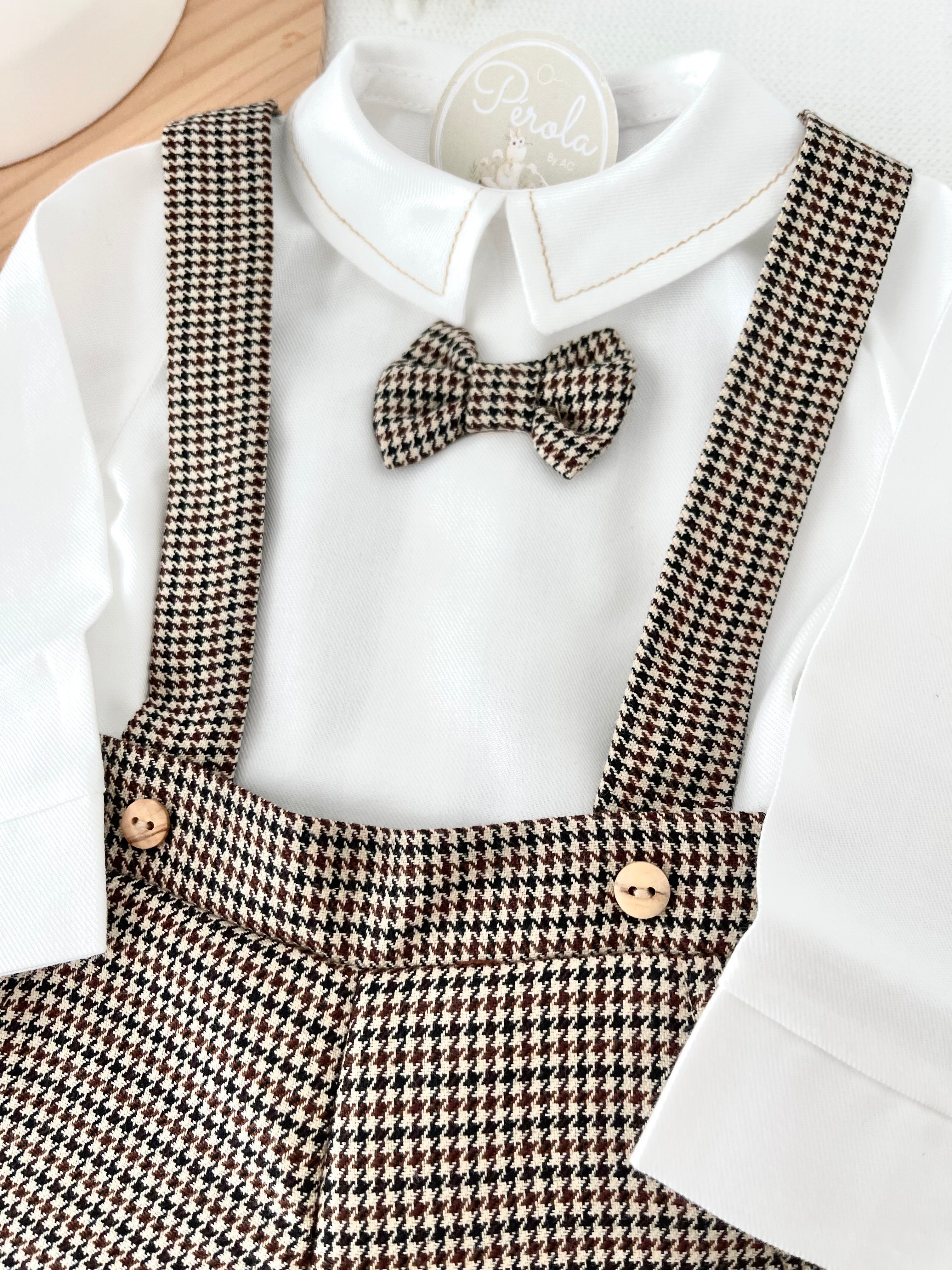 Conjunto xadrez castanho  menino: calções, camisa e laço xadrez