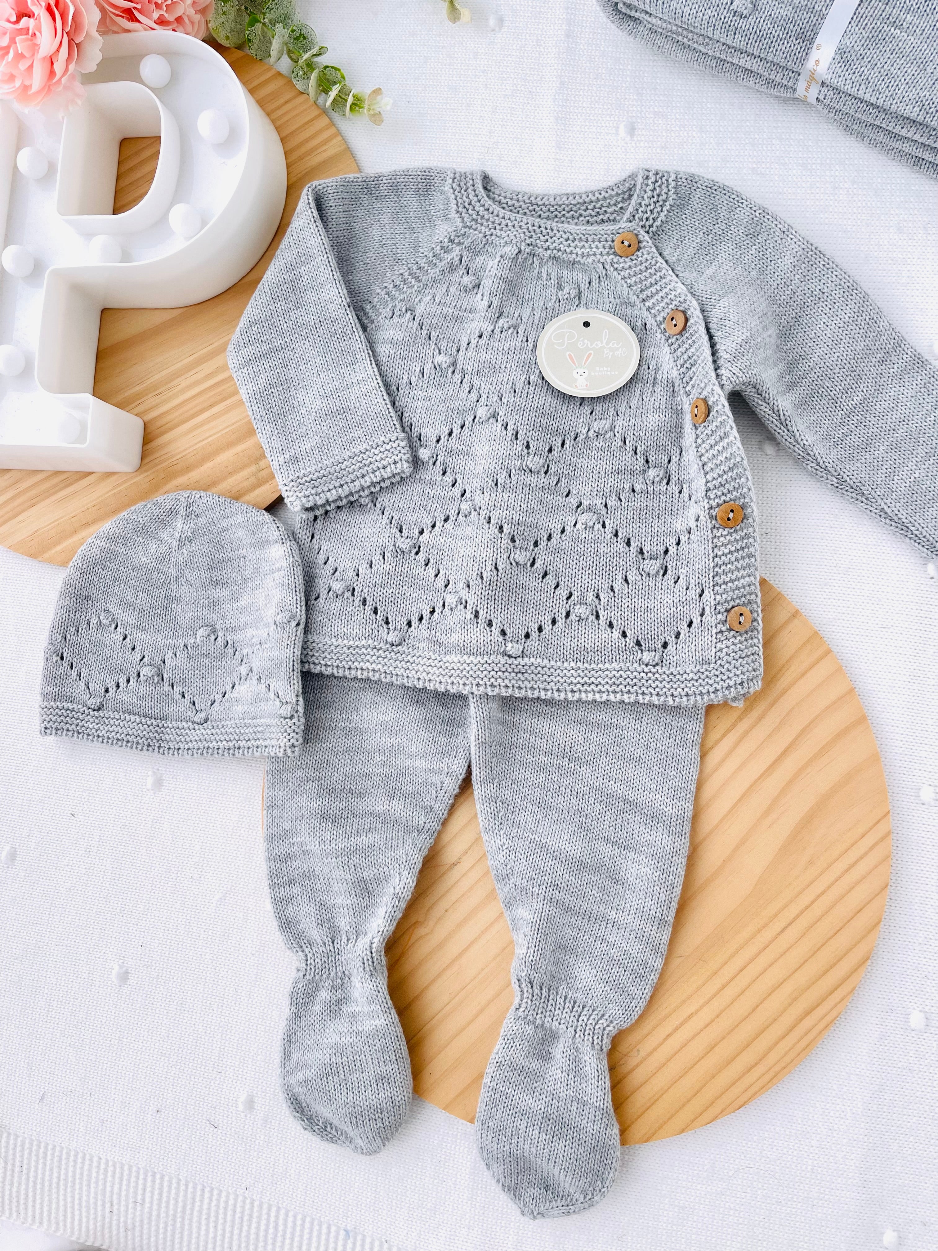 Conjunto malha bolinhas: camisola, calças e gorro- Outono/Inverno. 3/6M