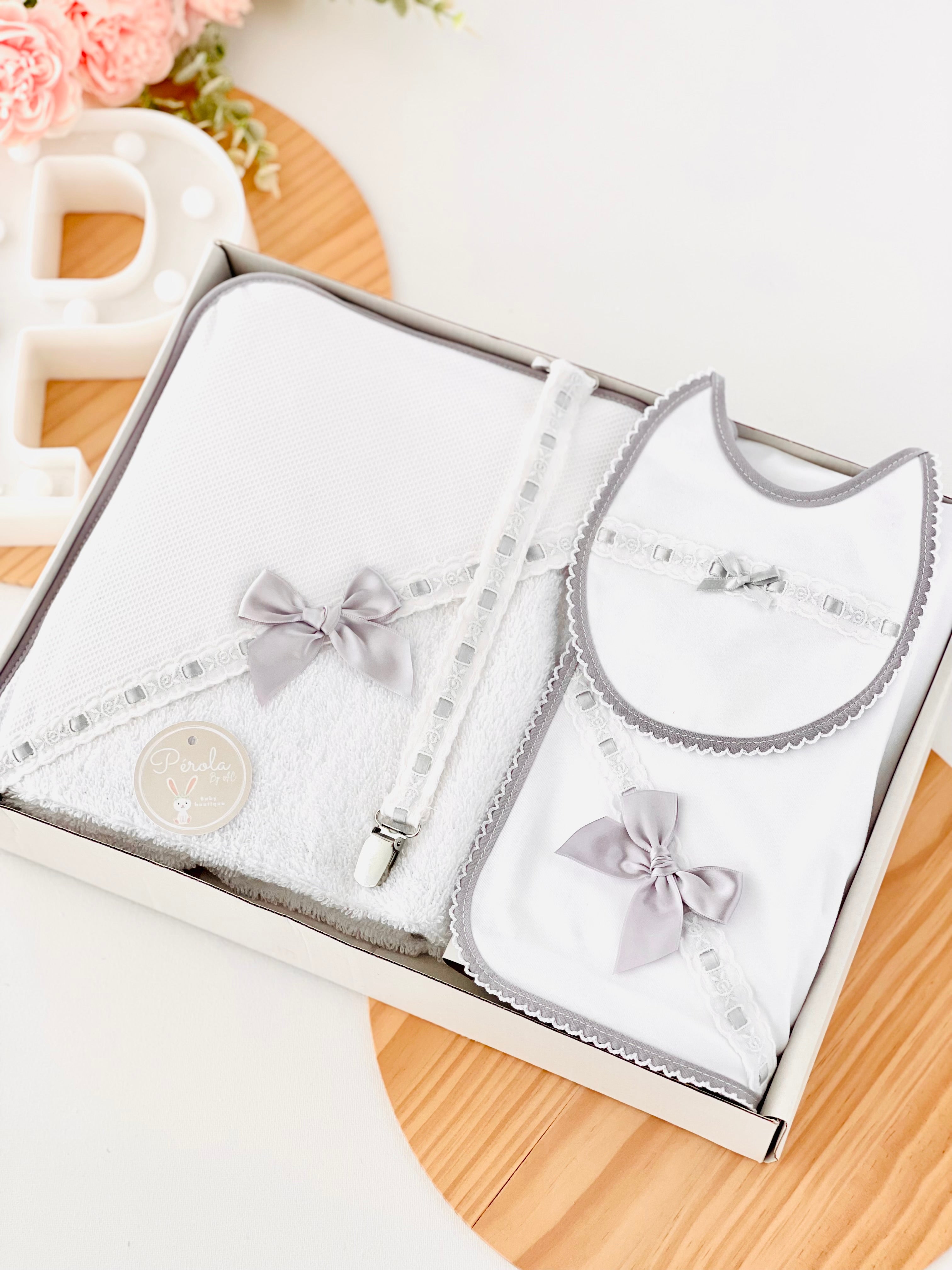 Box enxoval: toalha de banho, fralda, babete e prende chupetas