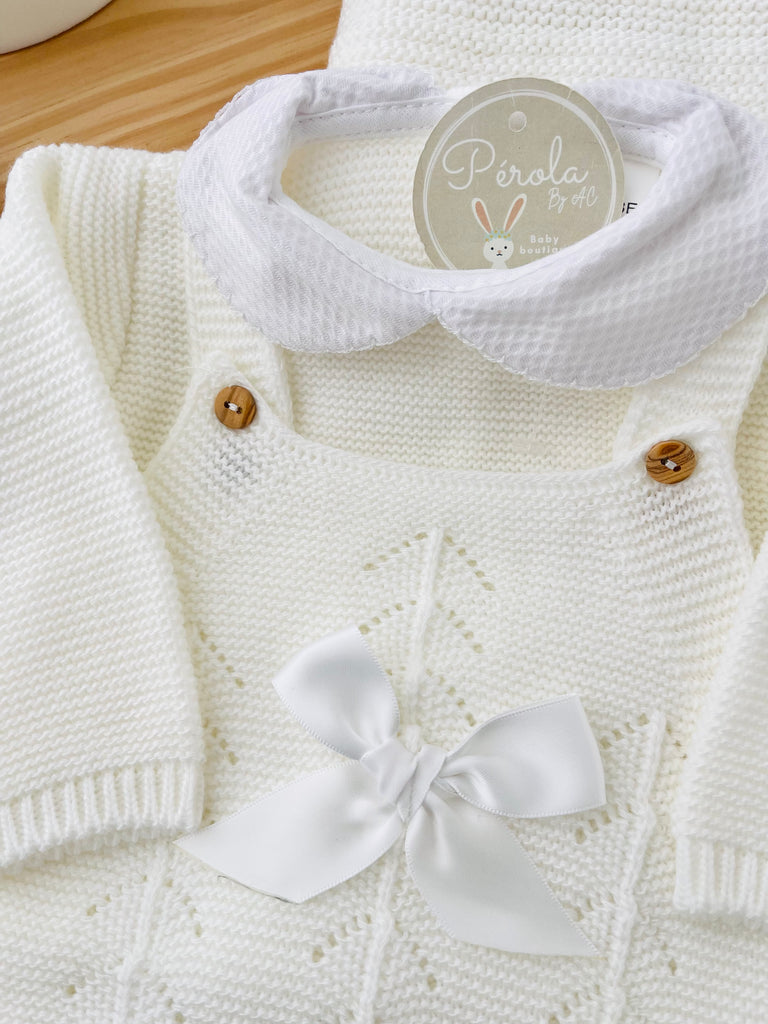 Conjunto recém nascido branco 4 peças : manta, jardineiras, camisola e touca