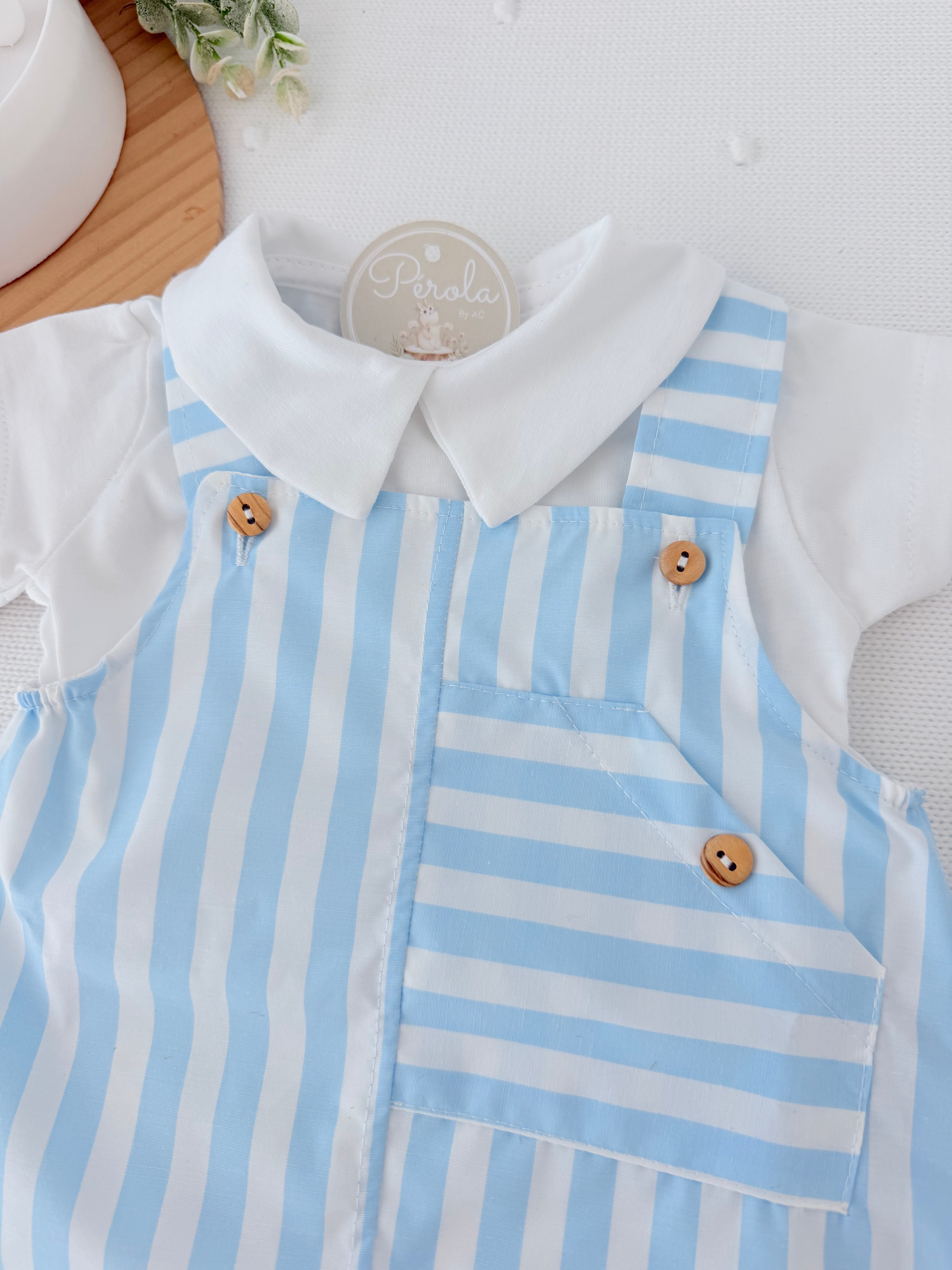 Conjunto jardineiras e camisola azul
