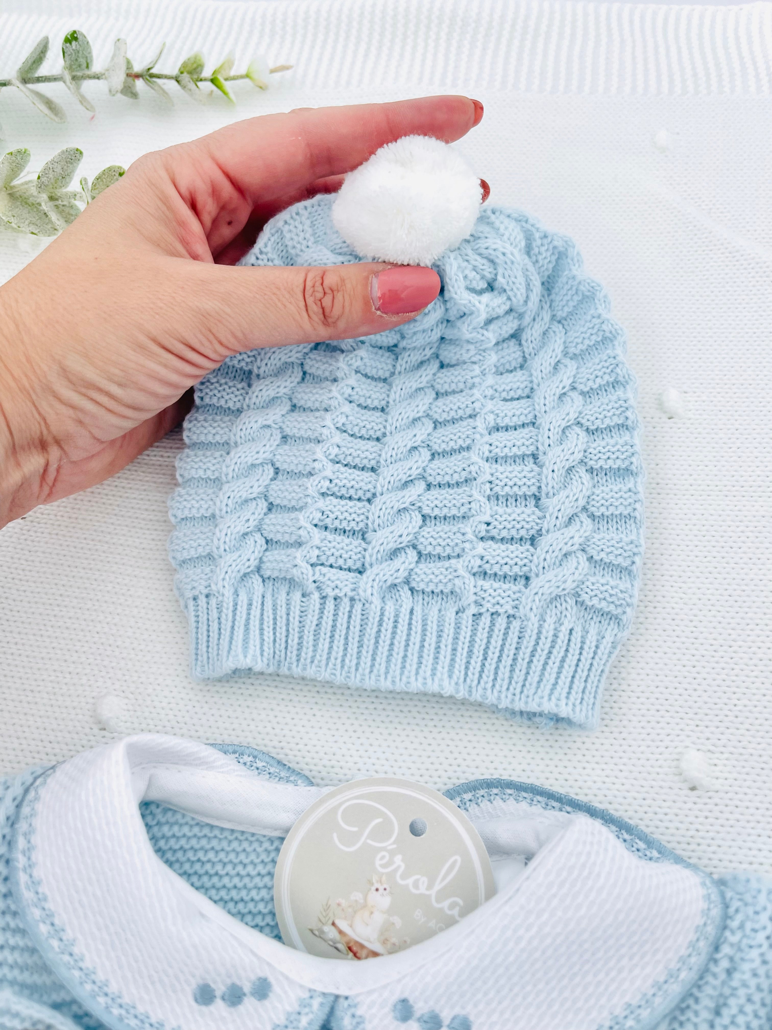 Saída de maternidade Aconchego 4 peças: casaco, jardineiras, camisola e gorro