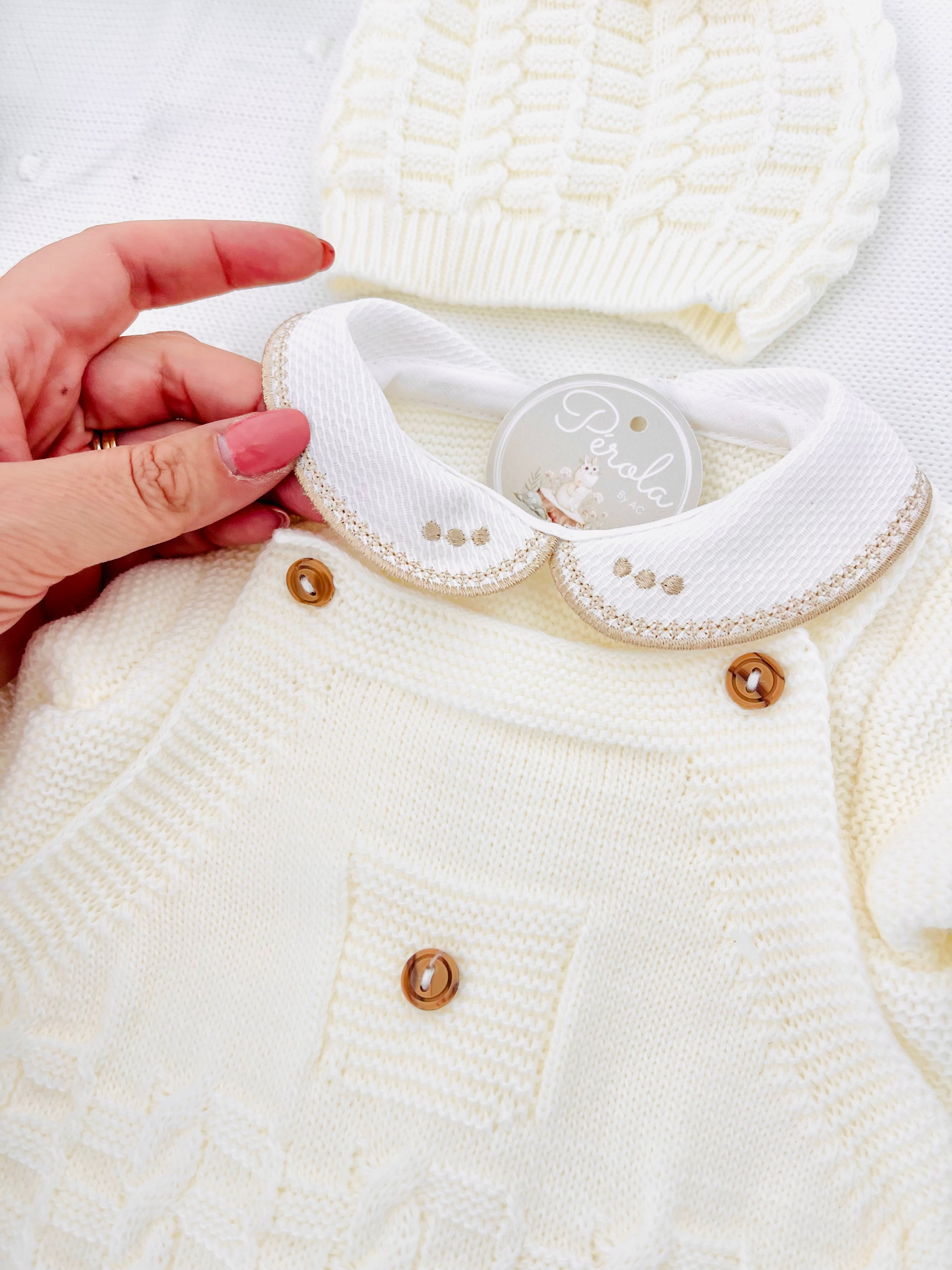 Saída de maternidade Aconchego 4 peças: casaco, jardineiras, camisola e gorro