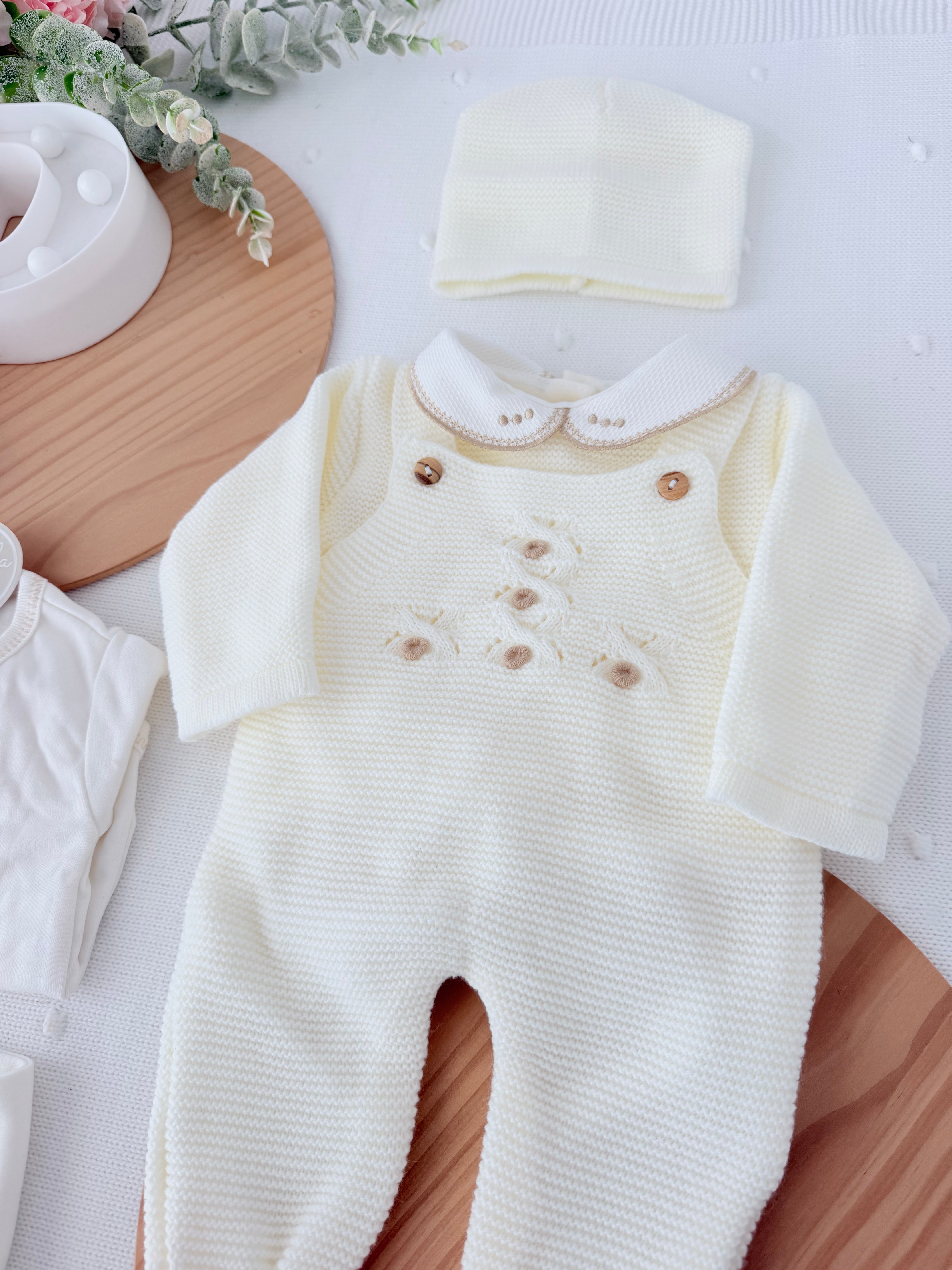 Pack saída de maternidade Pérola 5 peças: body, calças, jardineiras, camisola e gorro