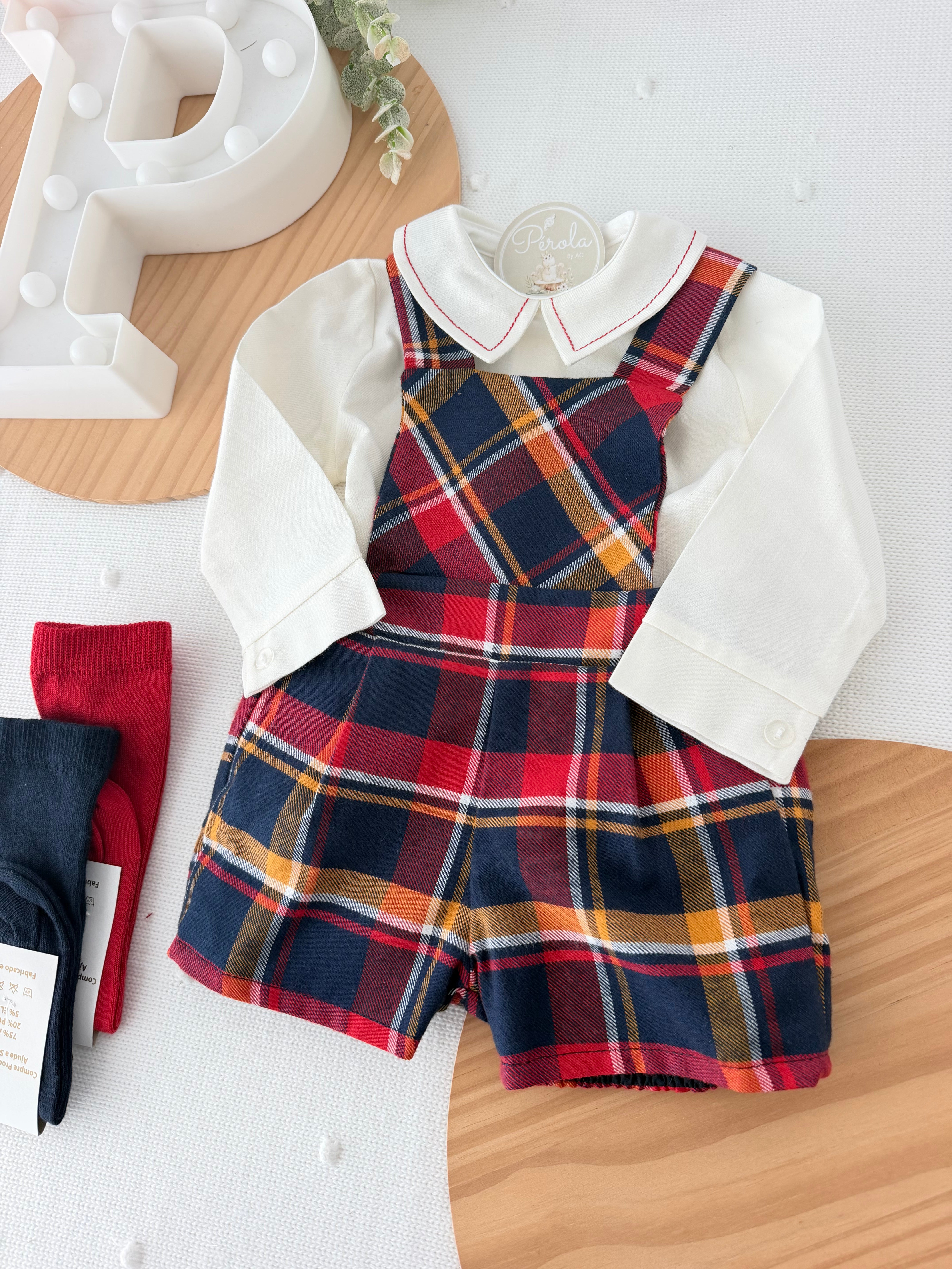 Conjunto encanto em xadrez: jardineiras e camisa