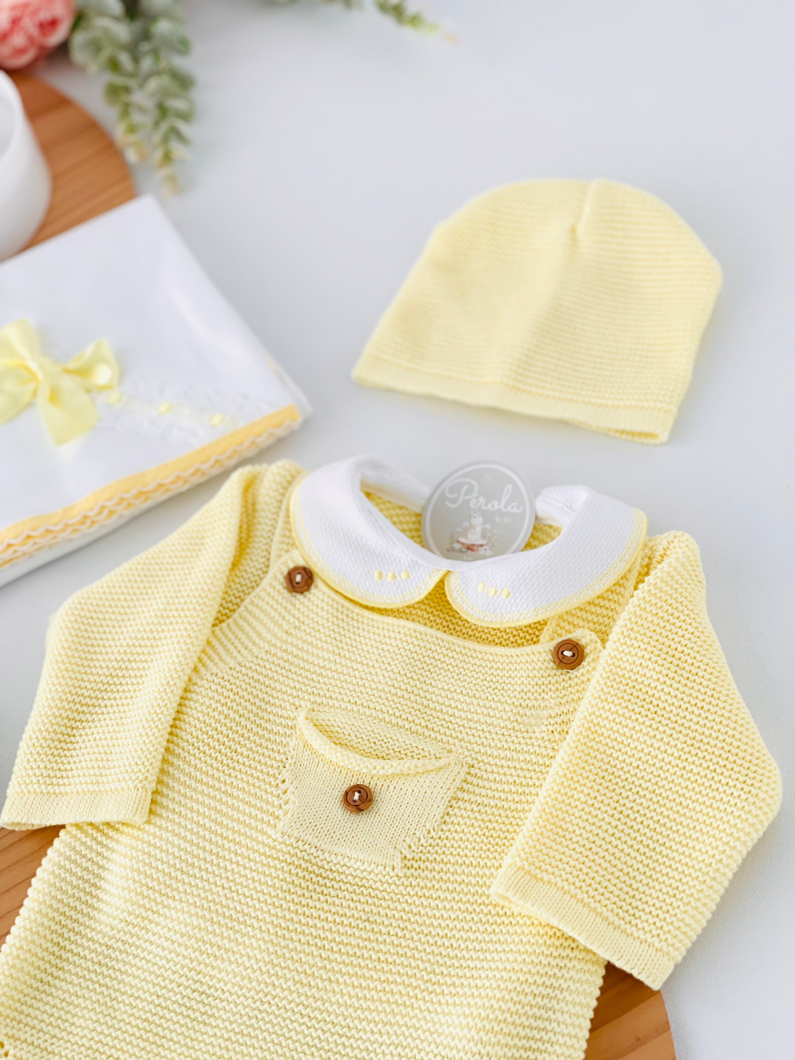 Pack amarelo 6 peças: fofo, camisola, gorro, collants, carapins e fralda