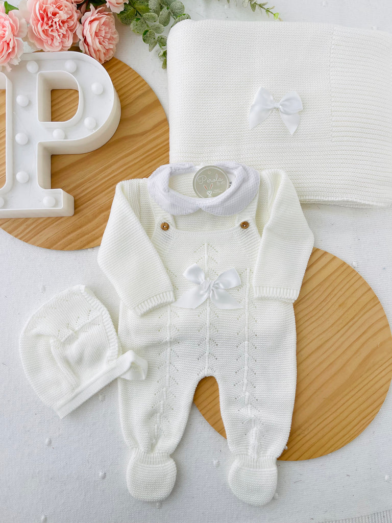 Conjunto recém nascido branco 4 peças : manta, jardineiras, camisola e touca