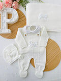 Conjunto recém nascido branco 4 peças : manta, jardineiras, camisola e touca