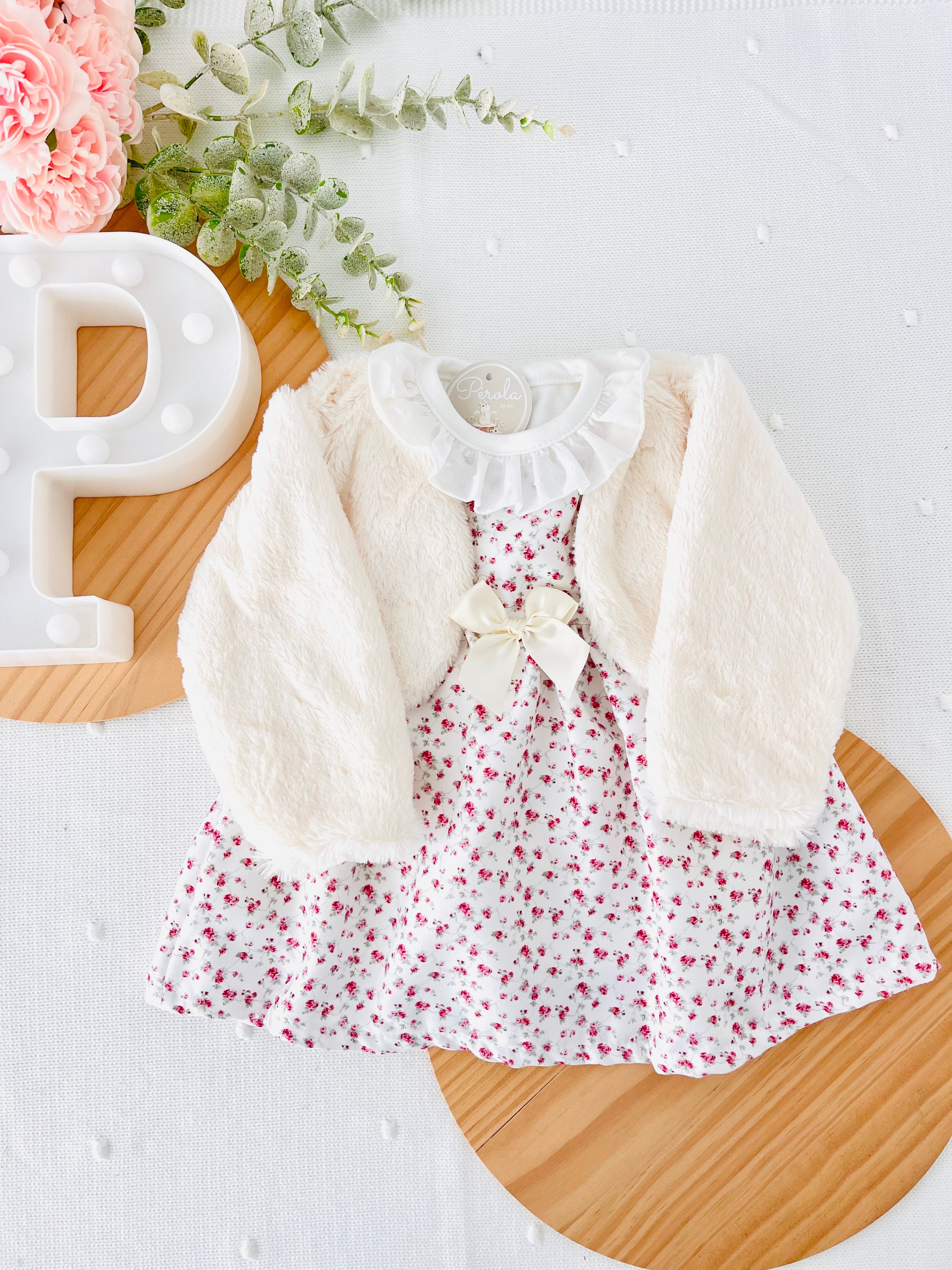 Conjunto Eva: casaco de pêlo, vestido e camisola com golinha