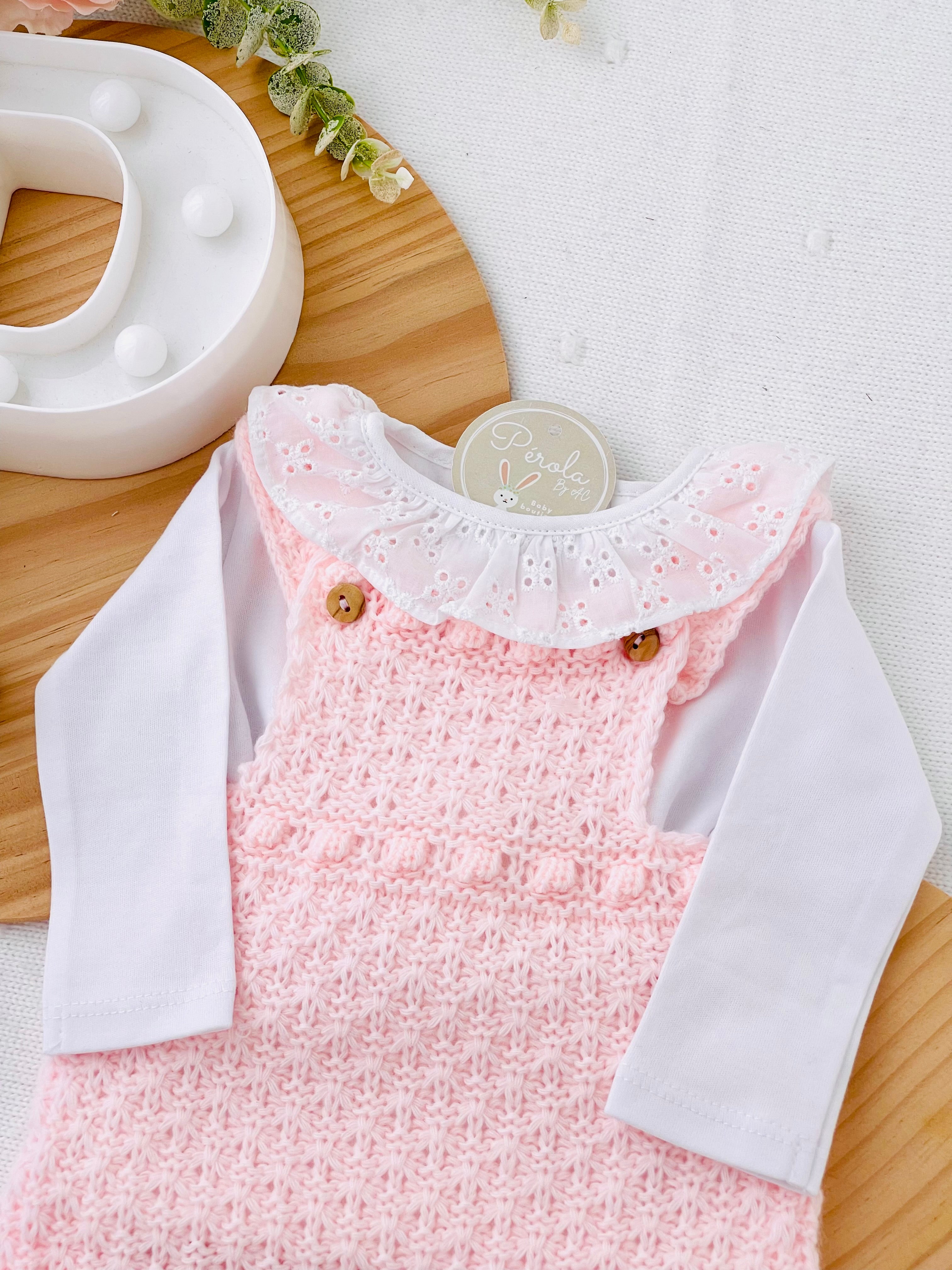 Jardineiras e Body com gola de bordado inglês e carda por dentro
