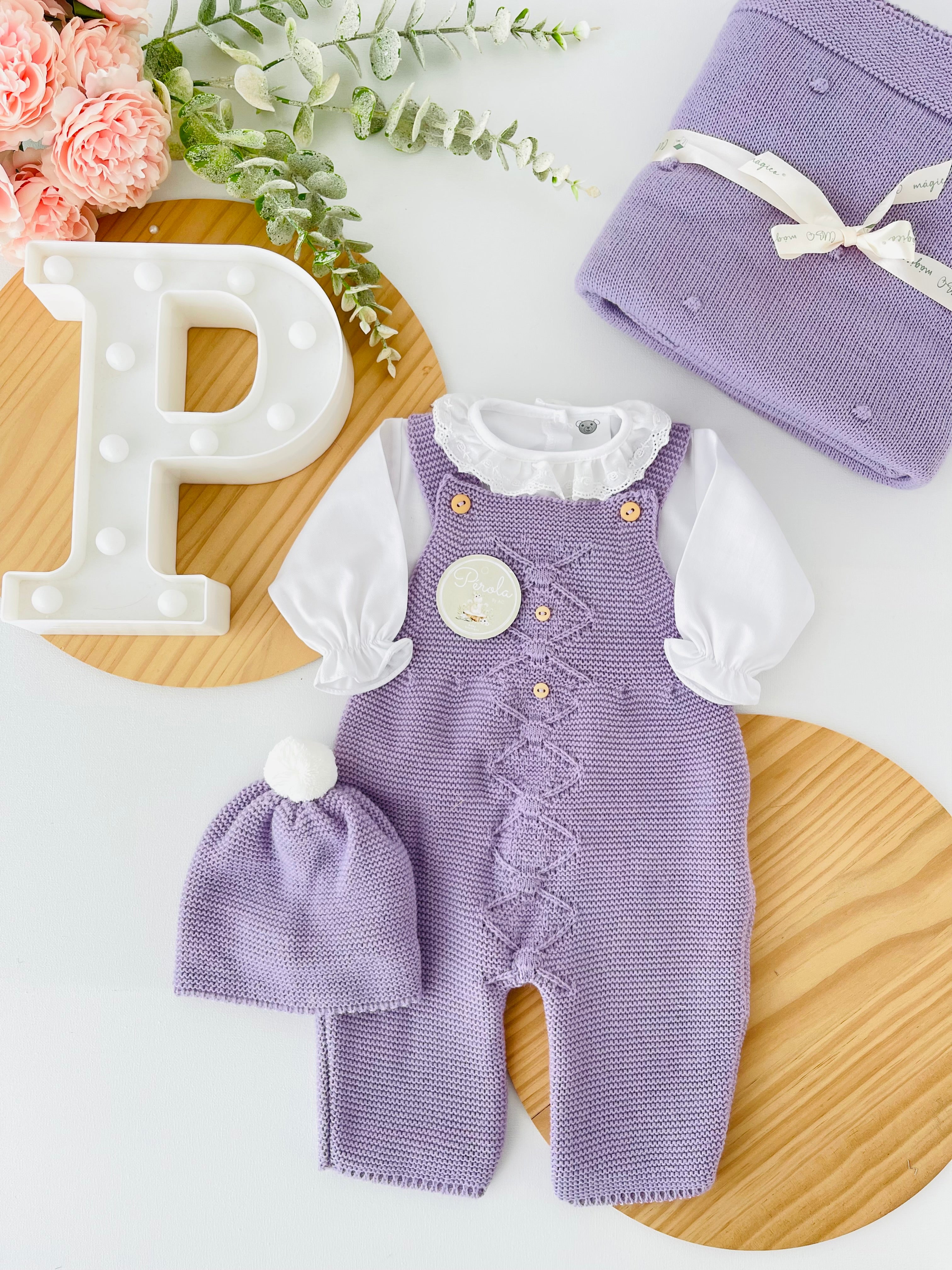 Saída de maternidade lilás: jardineiras, blusa e gorro Outono Inverno