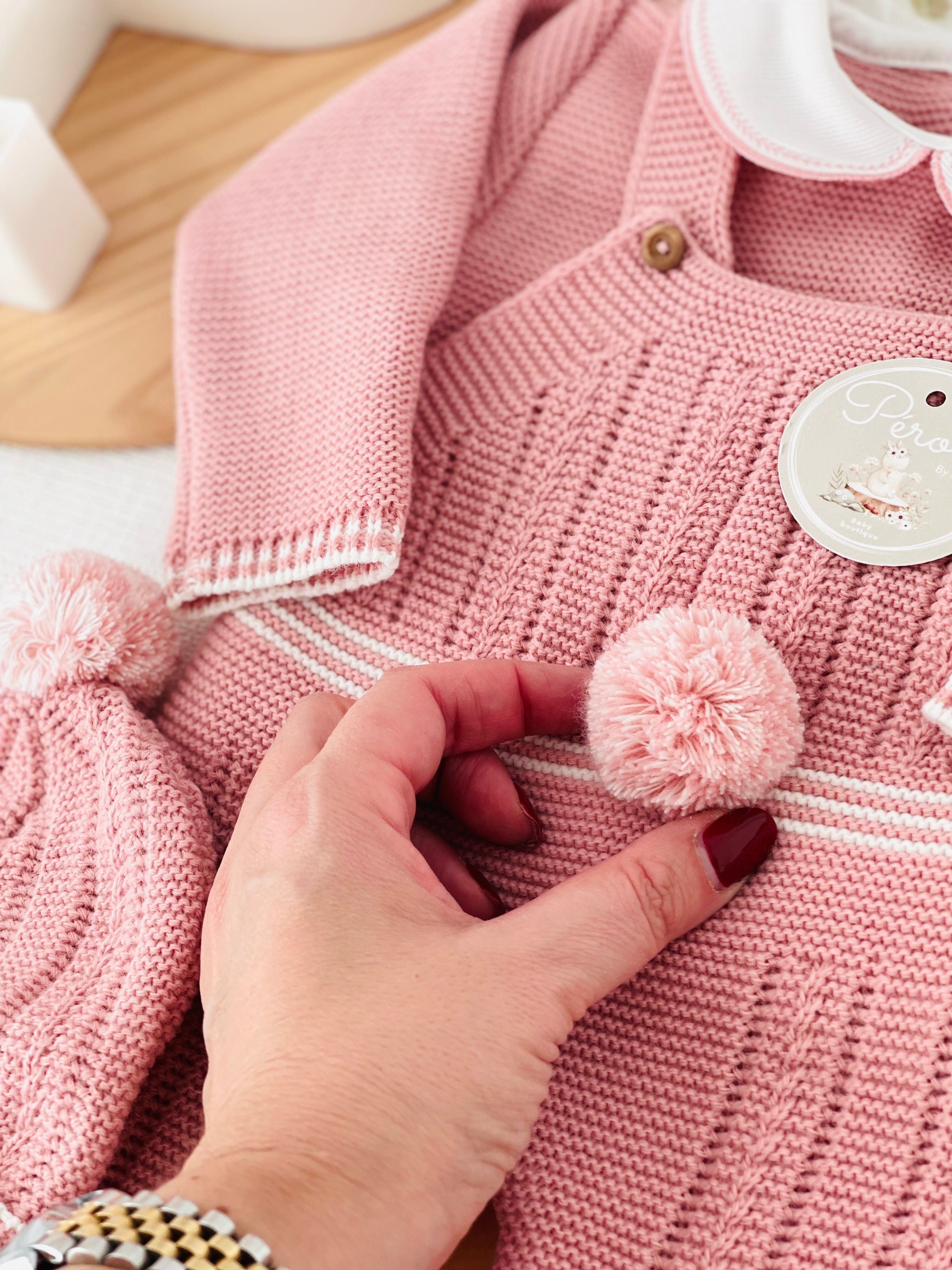 Conjunto Pompom rosa velho: jardineiras, camisola e gorro